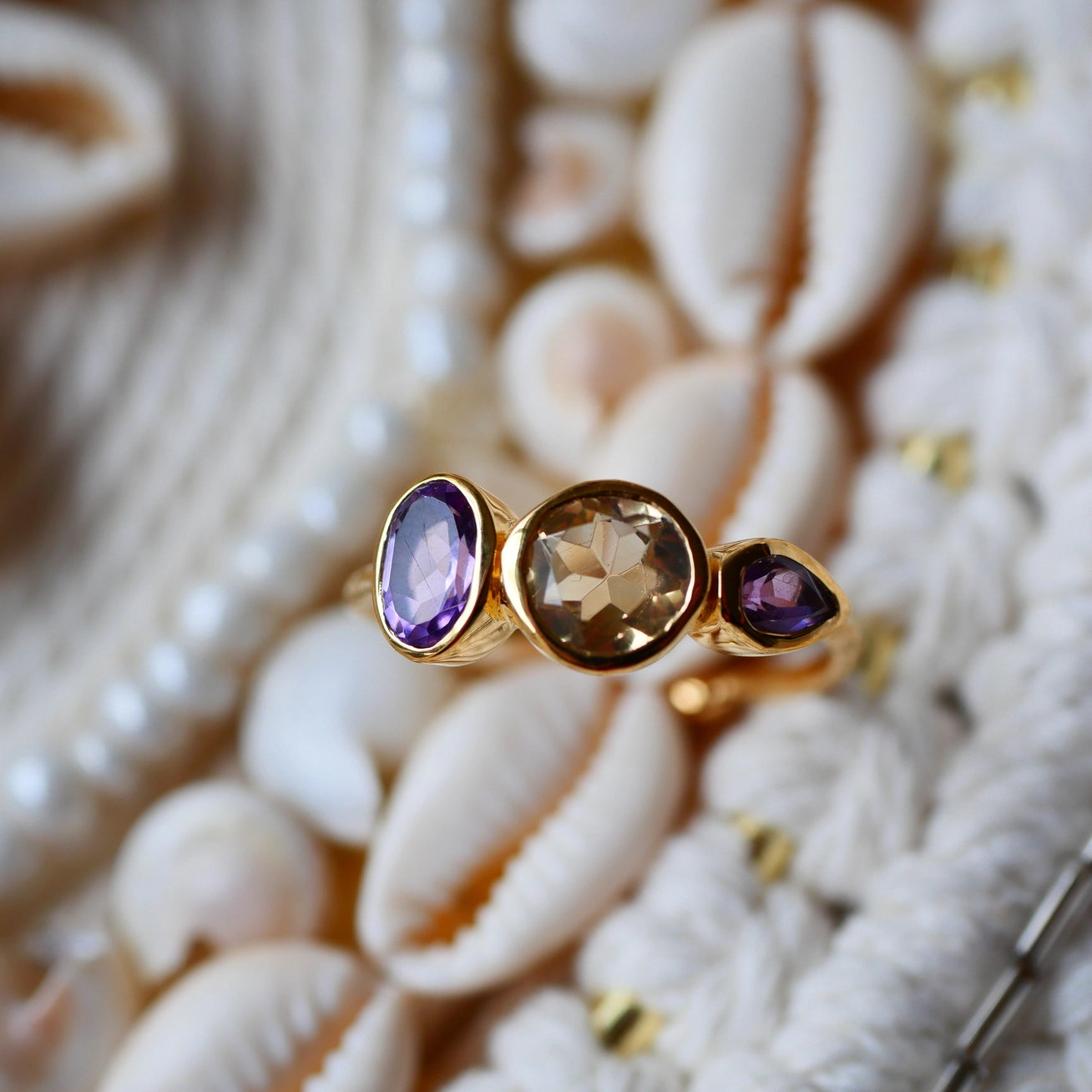 Detailaufnahme des verstellbaren Rings mit Citrin und Amethysten