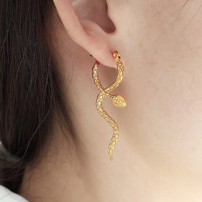 Schlangenohrringe „Serpent Curve“ – Elegante Wellenform in Gold