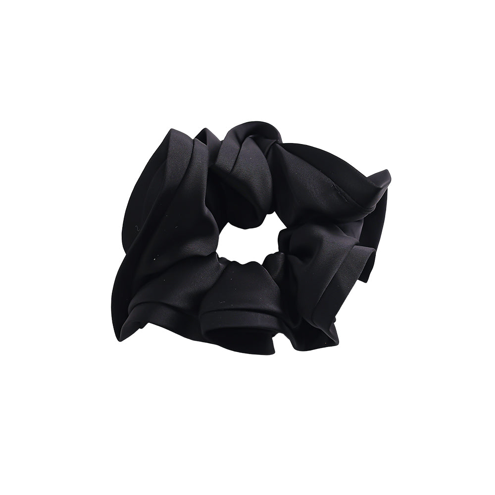 Schwarzer Scrunchie in Seidenoptik – Elegantes Haargummi