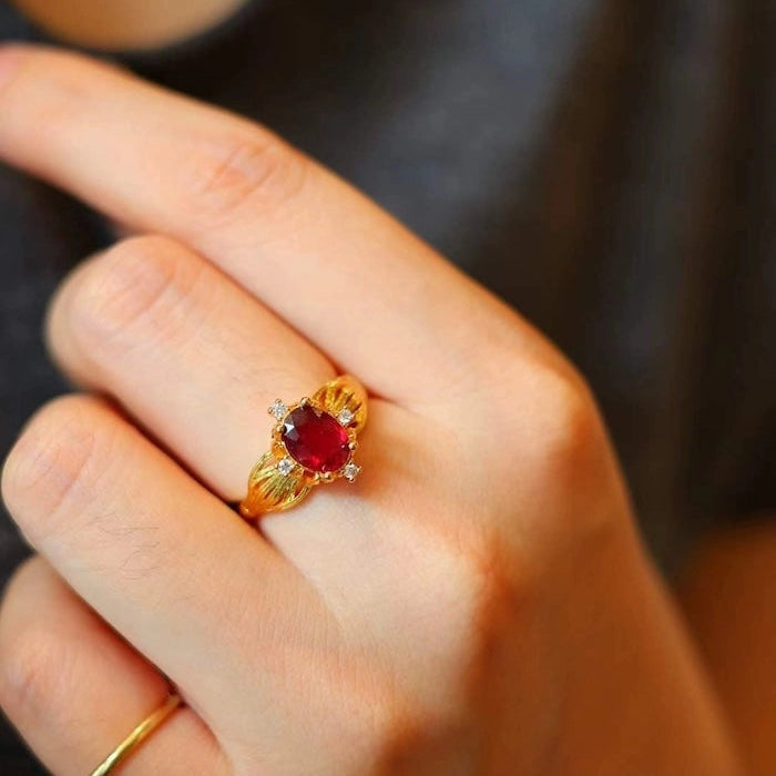 Verstellbarer Solitärring mit Rubin – 18k Gold Plated im Vintage-Stil