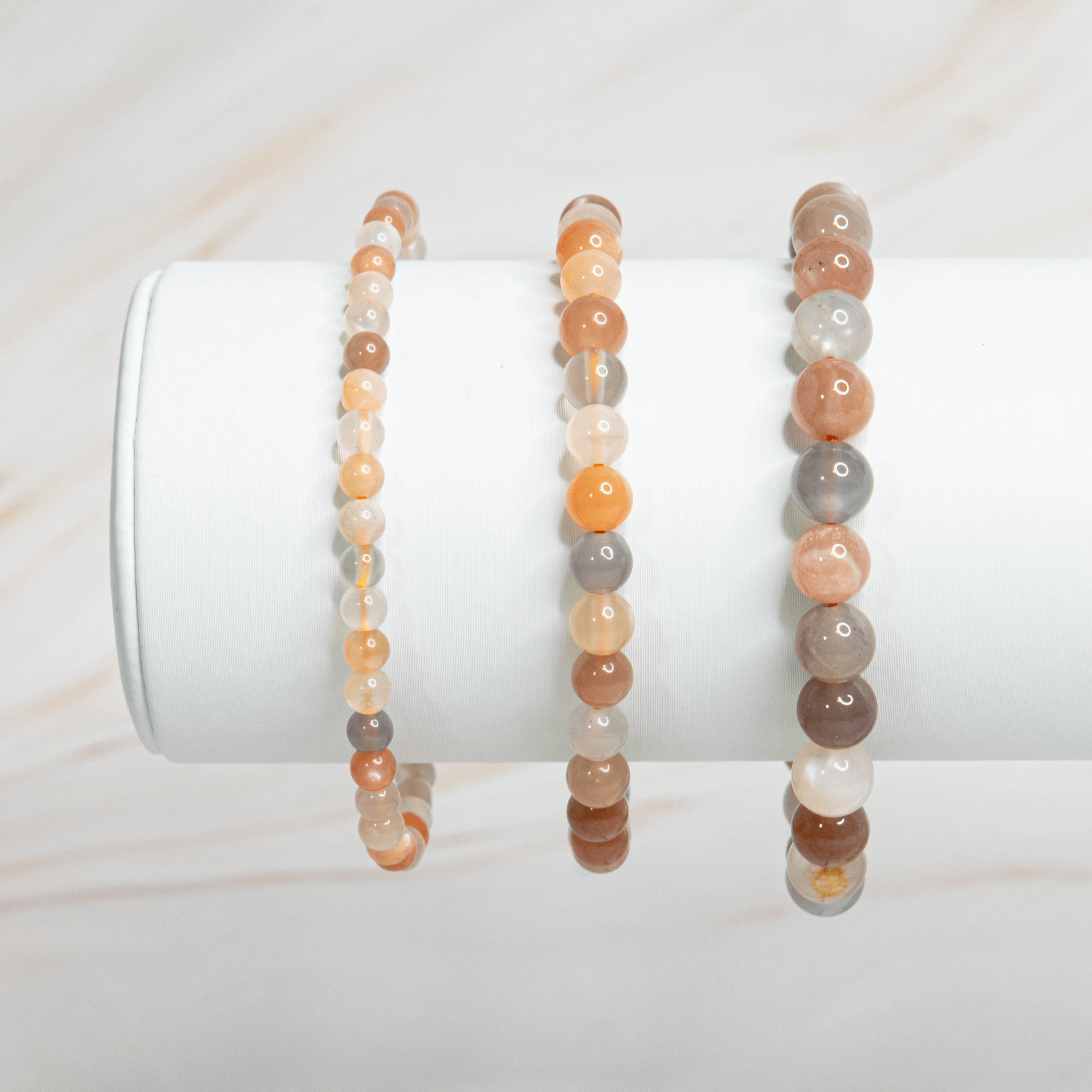 Mondstein Edelstein Armband Heilstein Kristallschmuck Schmuck steht für weibliche Energie Mond Weiblichkeit Astrologie Kristall für Sternzeichen Zwillinge Krebs Fische Steinbock Geburtsstein für Juli Wirkung Frieden Schutz Heilung Harmonie Fruchtbarkeit Intuition Spiritualität Chakra Drittes Auge Kehlchakra Sakralchakra Onlineshop Annurah Deutschland