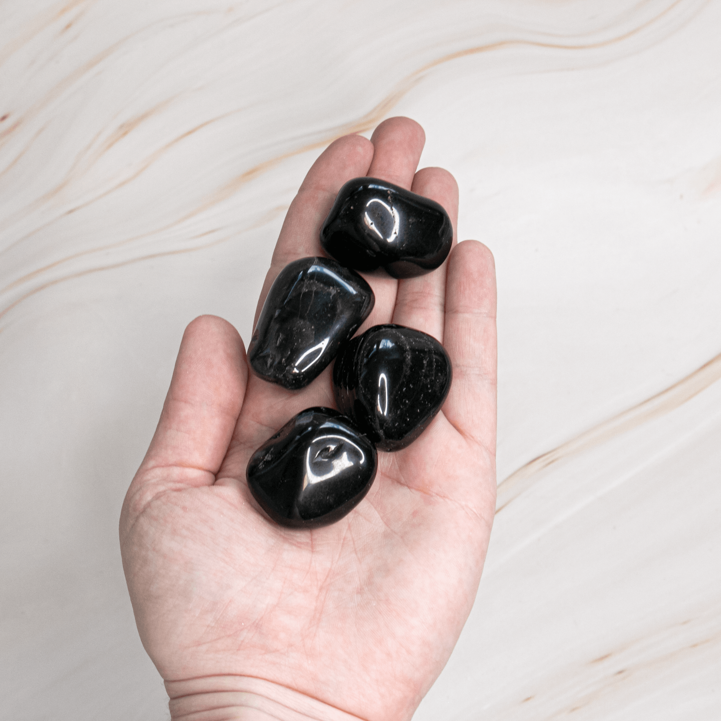 Onyx Edelstein Scheibenstein Heilstein steht für Stabilität Stärke Produktivität Selbstvertrauen Mut Astrologie Kristall für Sternzeichen Steinbock Löwe Geburtsstein für August Wirkung Chakra Wurzelchakra Motivation Schutz Willenskraft Heilung Energie Deutscher Onlineshop Annurah