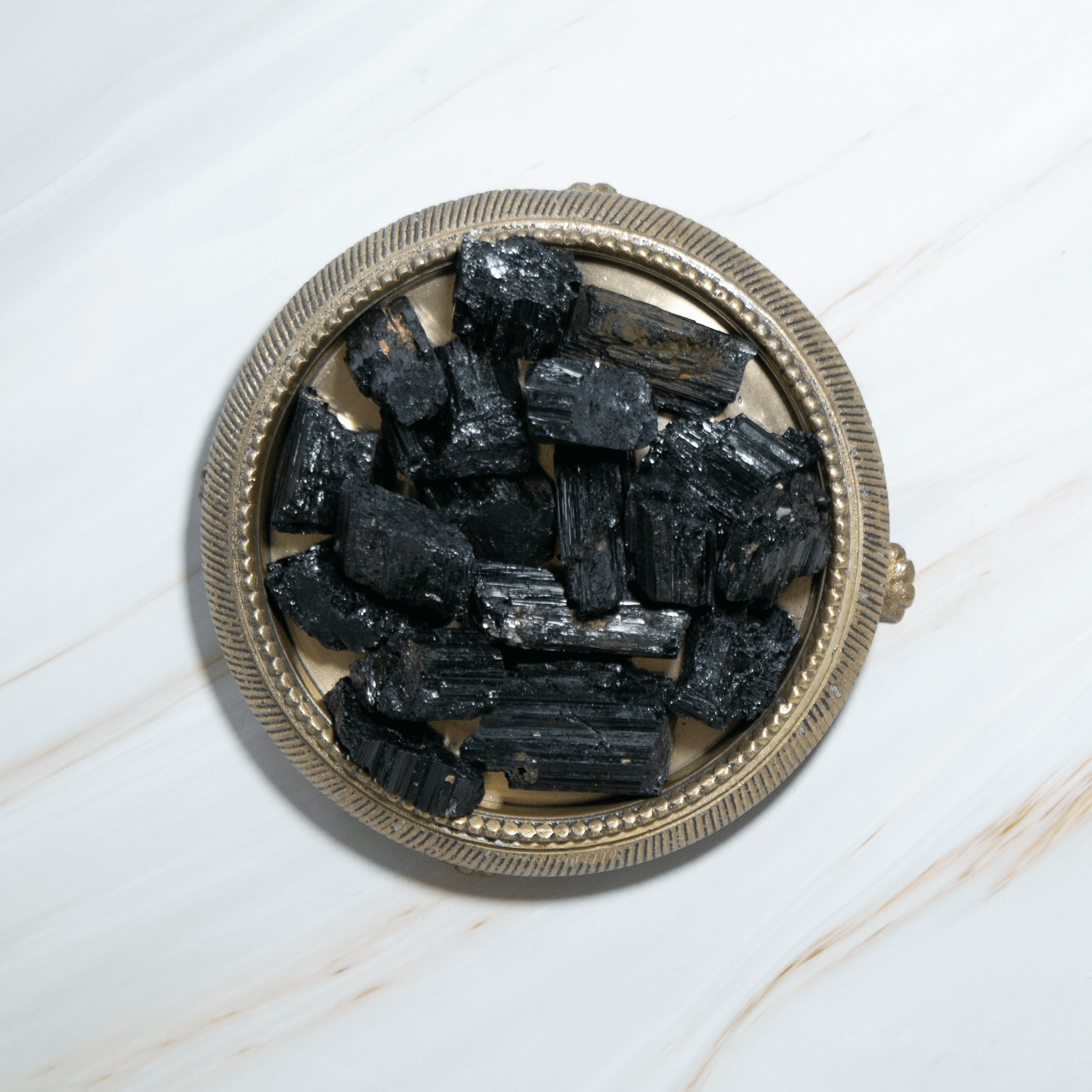 Schwarzer Turmalin Rohstein Heilstein Edelstein  Schörl Edelstein Heilstein Schutzstein steht für schutz gegen Negative Energie und Strahlung Astrologie Kristall für Sternzeichen Skorpion Steinbock Geburtsstein für Januar  Onlineshop Deutschland Annurah