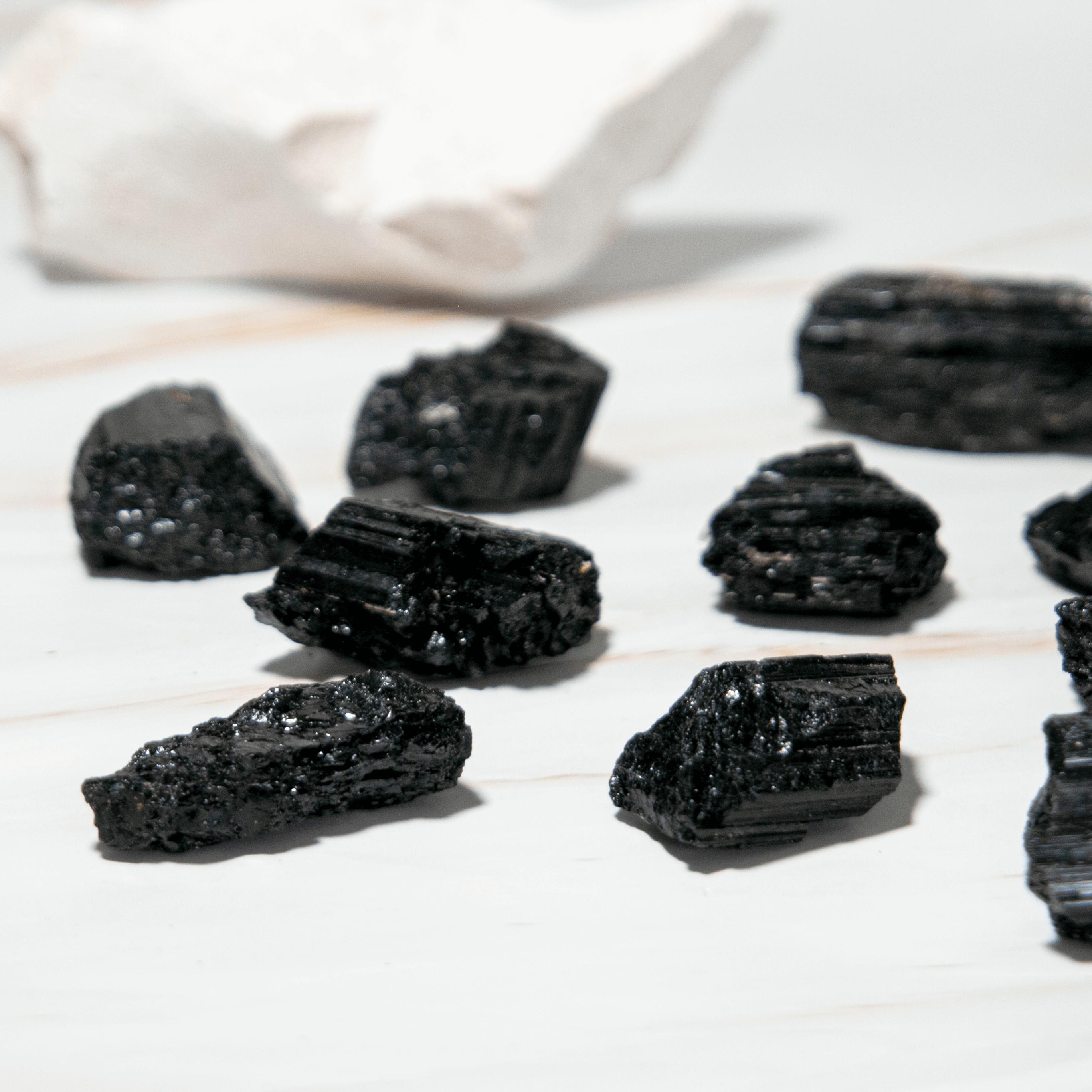 Schwarzer Turmalin Rohstein Heilstein Natur Edelstein Schörl Edelstein Heilstein Schutzstein steht für schutz gegen Negative Energie und Strahlung Astrologie Kristall für Sternzeichen Skorpion Steinbock Geburtsstein für Januar Wirkung Schutz Stabilität Ausgleich Mut Stärke Konzentration Onlineshop Deutschland Annurah