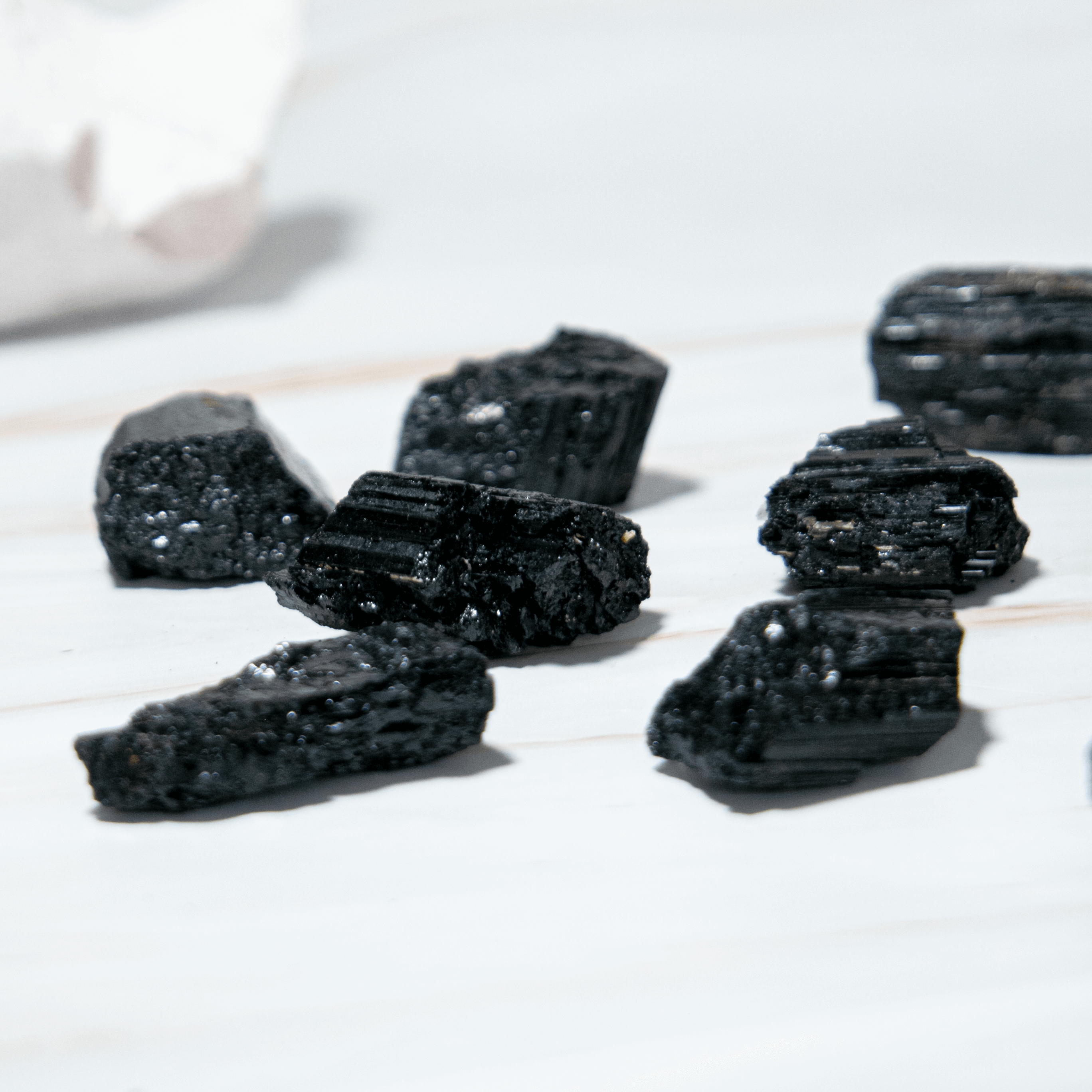 Schwarzer Turmalin Rohstück Natur Edelstein Heilstein  Schörl Edelstein Heilstein Schutzstein steht für schutz gegen Negative Energie und Strahlung Onlineshop Deutschland Annurah