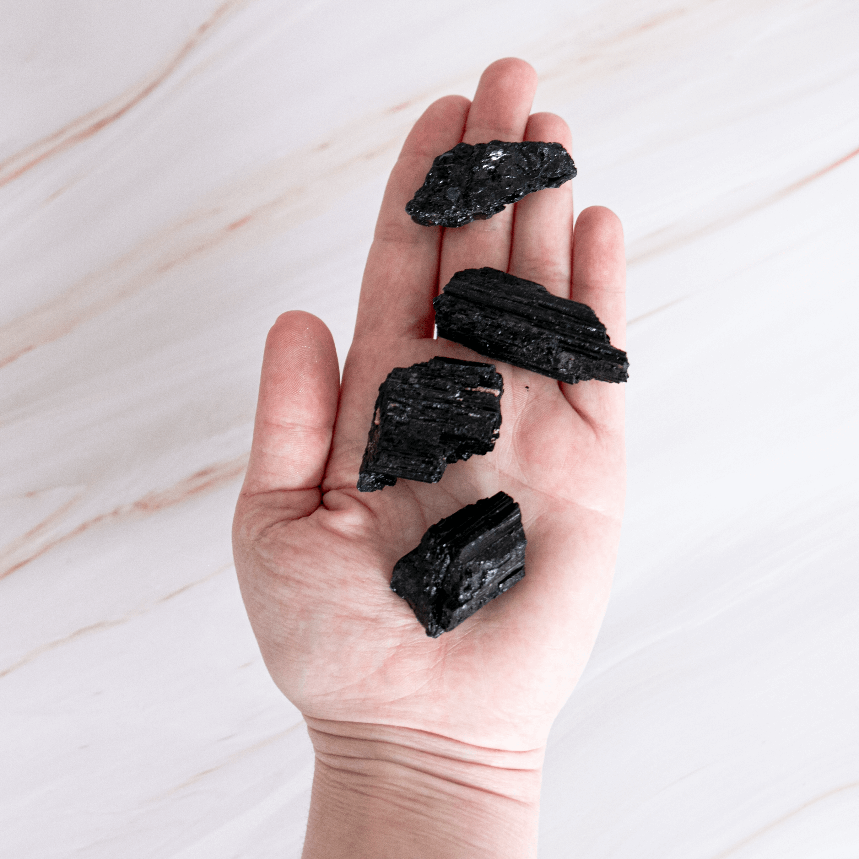 Schwarzer Turmalin Rohstein Heilstein Natur Edelstein Schörl Edelstein Heilstein Schutzstein steht für schutz gegen Negative Energie und Strahlung Astrologie Kristall für Sternzeichen Skorpion Steinbock Geburtsstein für Januar Wirkung Schutz Stabilität Ausgleich Mut Stärke Konzentration Onlineshop Deutschland Annurah