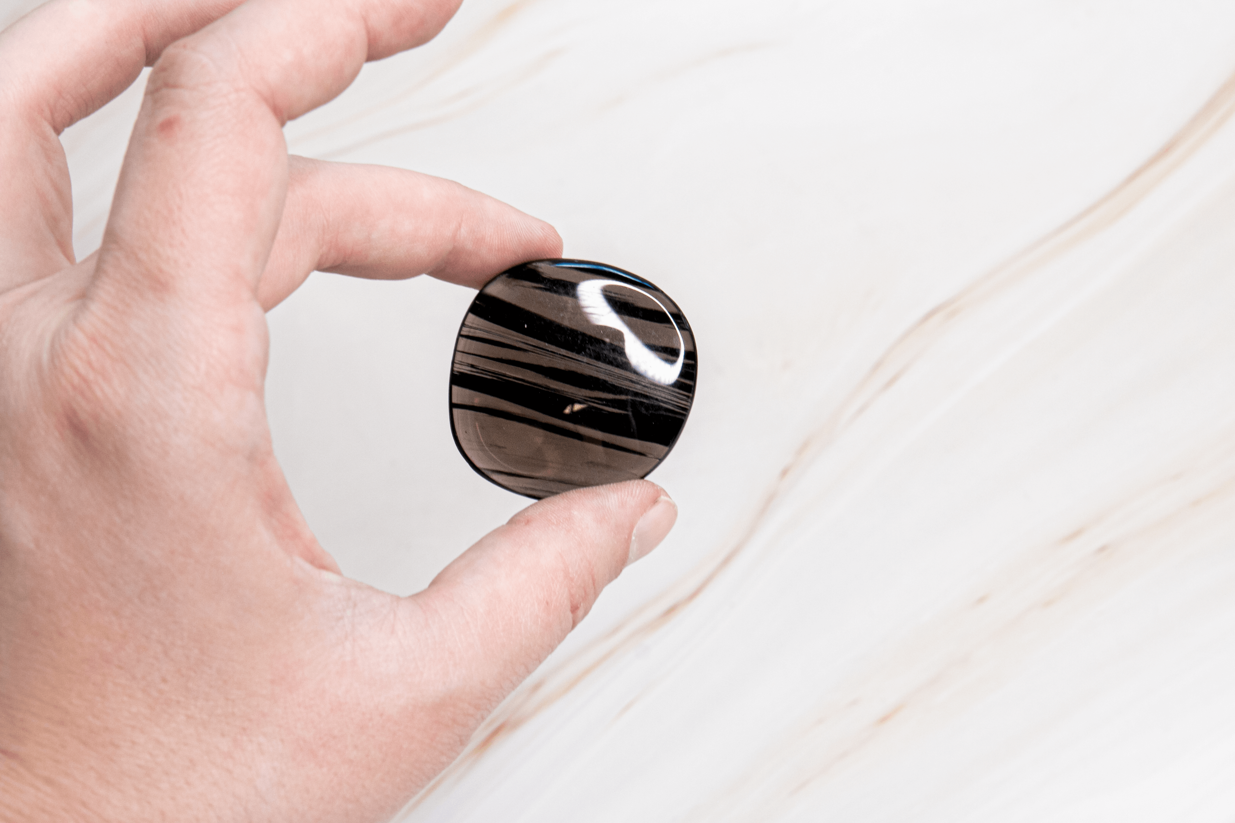 Lamellen Obsidian Kristall Edelstein Wirkung Kraft Schutz Energie Stärke Entwicklung Klarheit Erdung Hellsichtigkeit gegen Ängste Eifersucht stärkt Knochen Hormonenhaushalt Onlineshop Annurah Deutschland