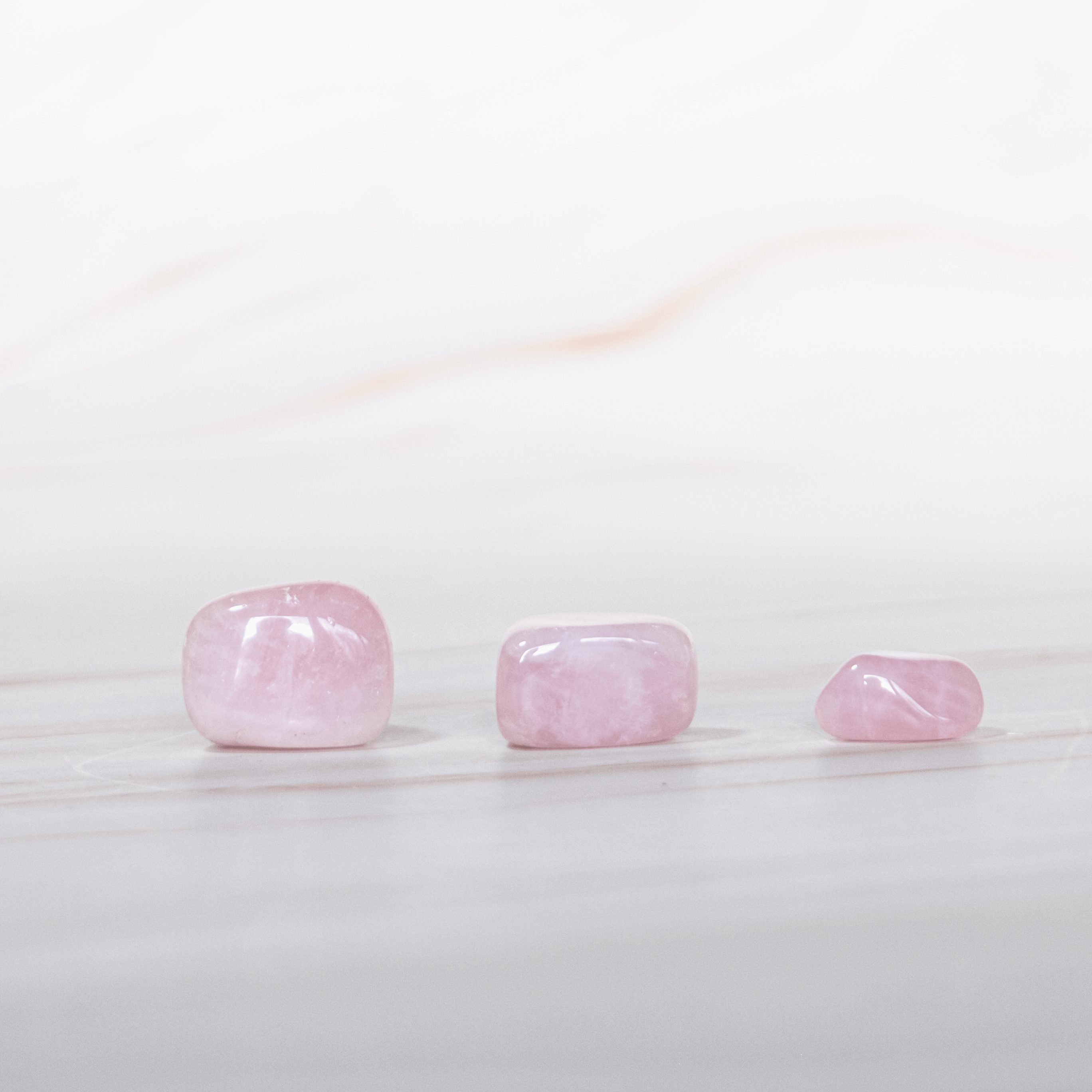 Rosenquarz Edelstein Heilstein Liebesstein Trommelstein Kristall Quarz steht für Liebe Astrologie Kristall für Sternzeichen Stier Geburtsstein Mai Onlineshop Annurah Deutschland