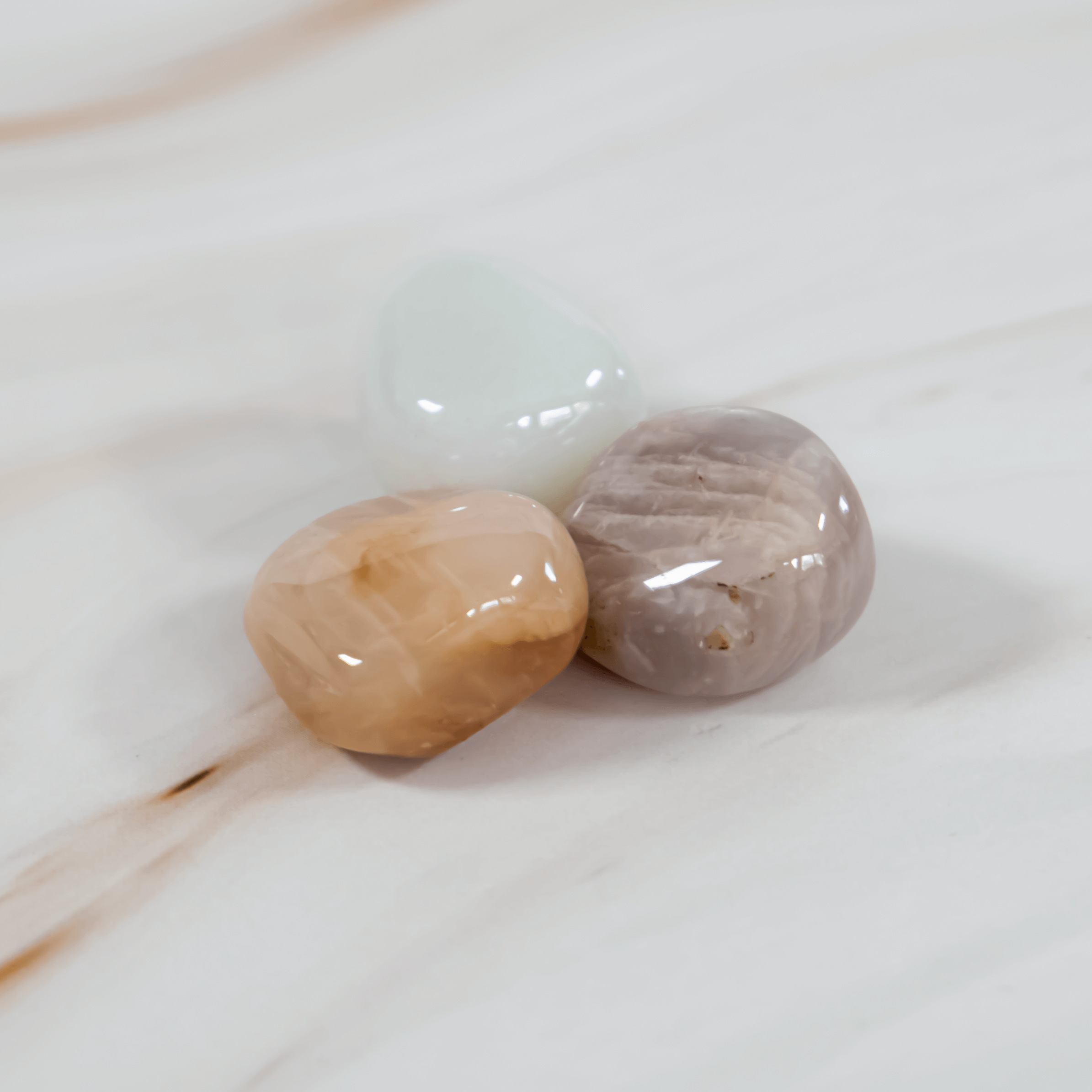 Mondstein Trommelstein Heilstein Edelstein Kristall steht für weibliche Energie Astrologie Kristall für Sternzeichen Zwillinge Fische Krebs Steinbock Geburtsstein Juli Deutscher Onlineshop Annurah