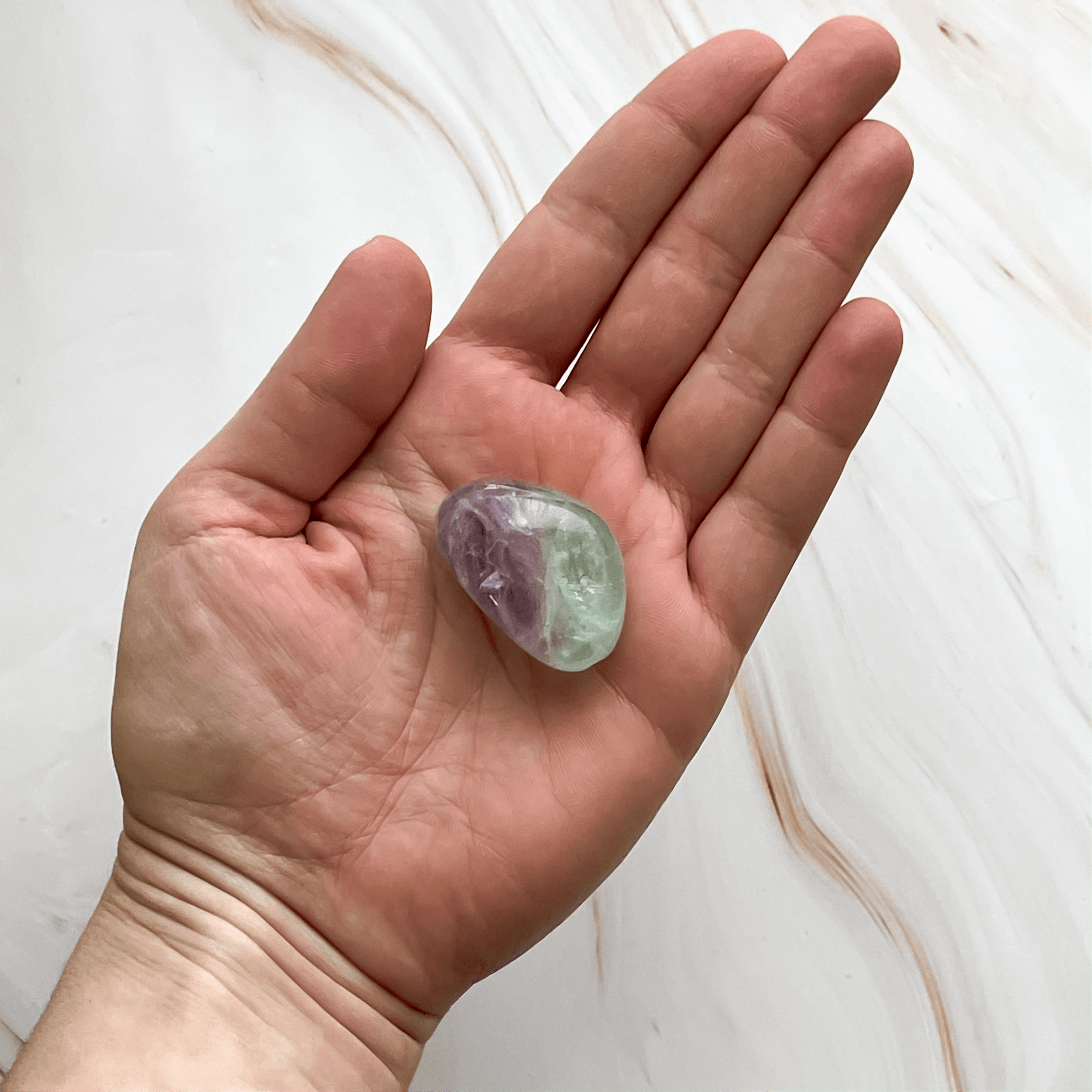 Fluorit Kristall Edelstein Heilstein Trommelstein Wirkung für Kreativität Aura Chakra Kehlchakra Solarplexus Kronenchakra Klarheit Meditation Hellsichtigkeit Annurah Onlineshop Deutschland