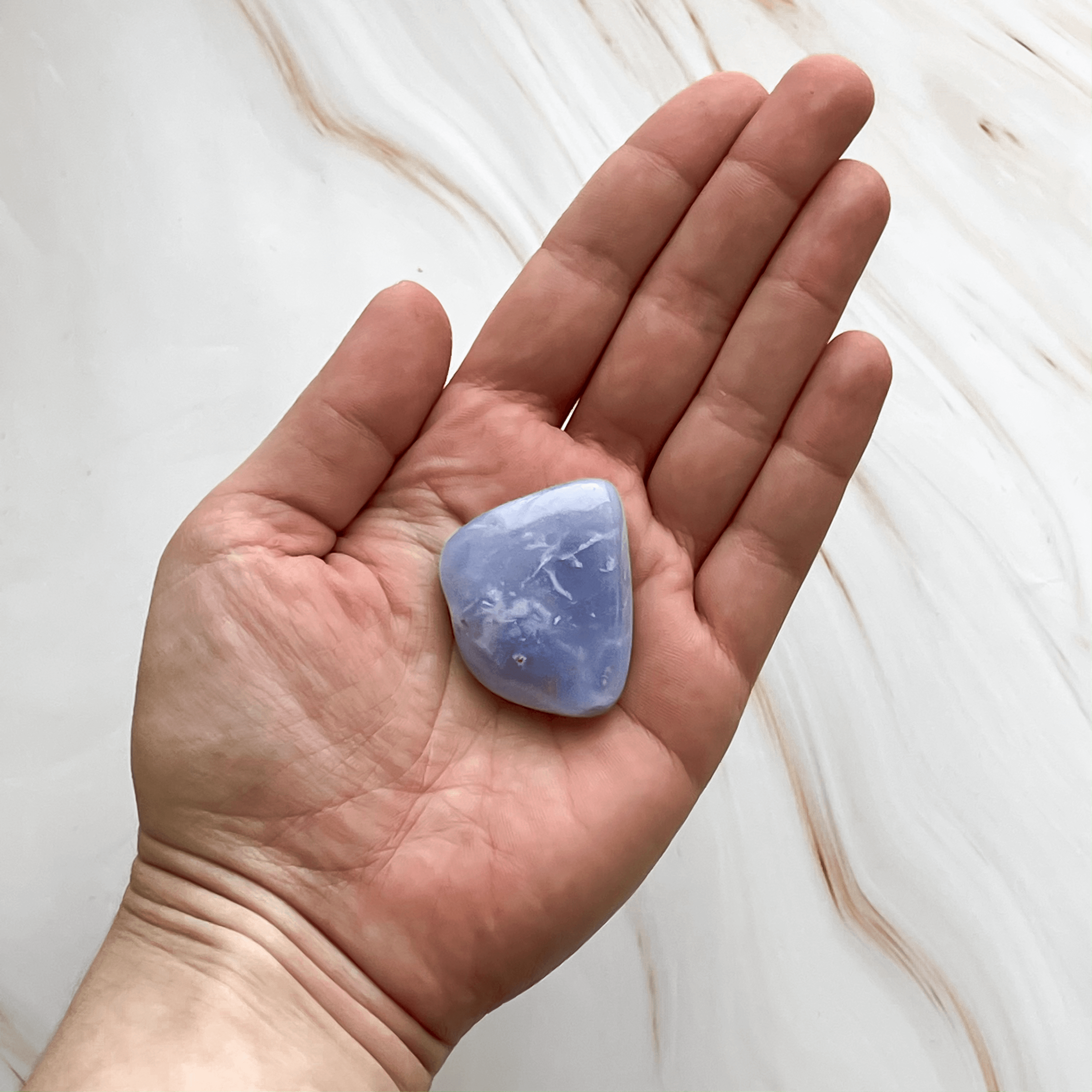 Edelstein Milchstein Chalcedon Trommelstein wirkt auf Chakra Kehlchakra Hals Rachen Kehlkopf Bronchen Heilung Annurah Onlineshop Deutschland