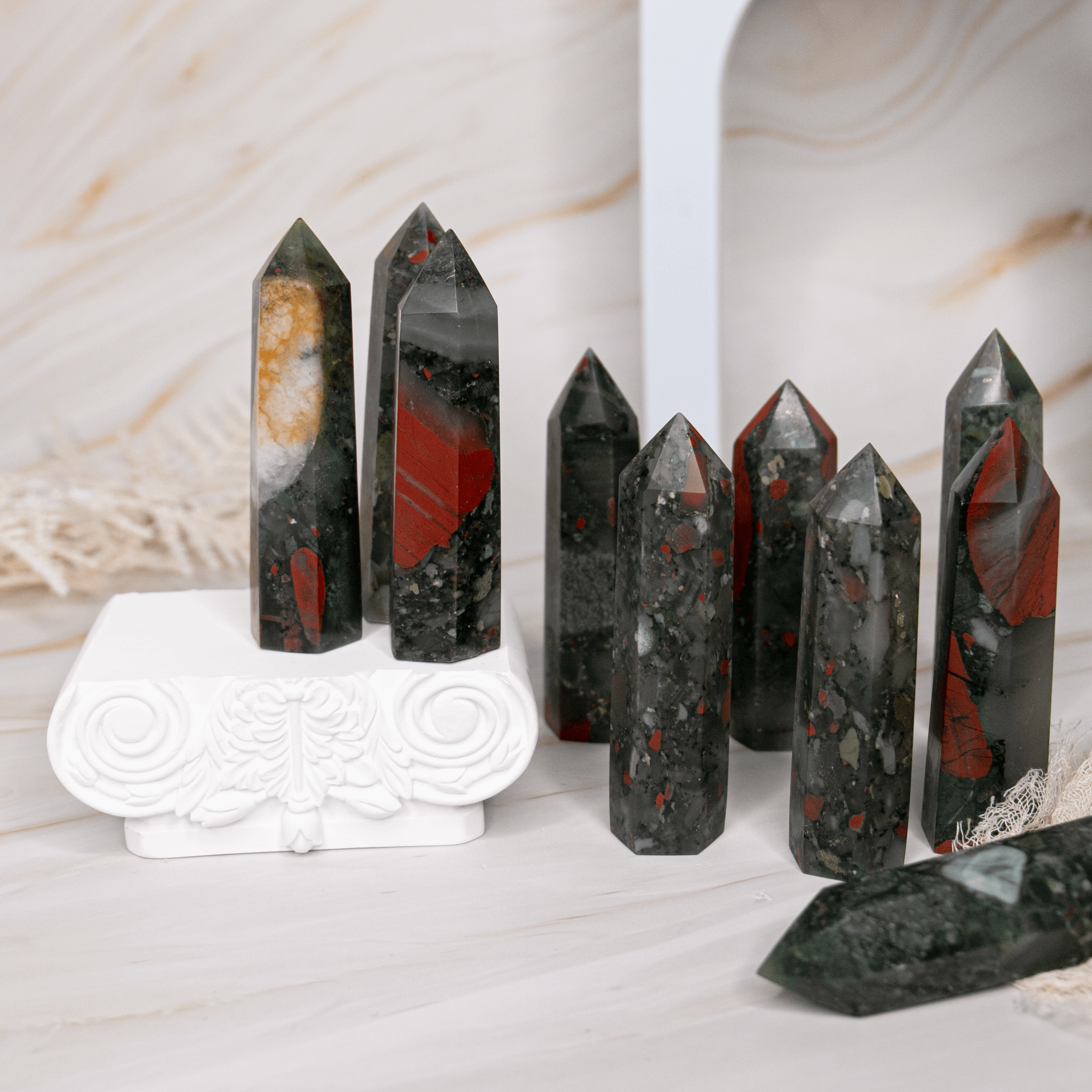 Heliotrop Blutjaspis Blutstein grau weiss rot Spitze Turm Obelisk Heilstein Edelstein Kristalle Schutzstein Herzchakra Solarplexus Jungfrau