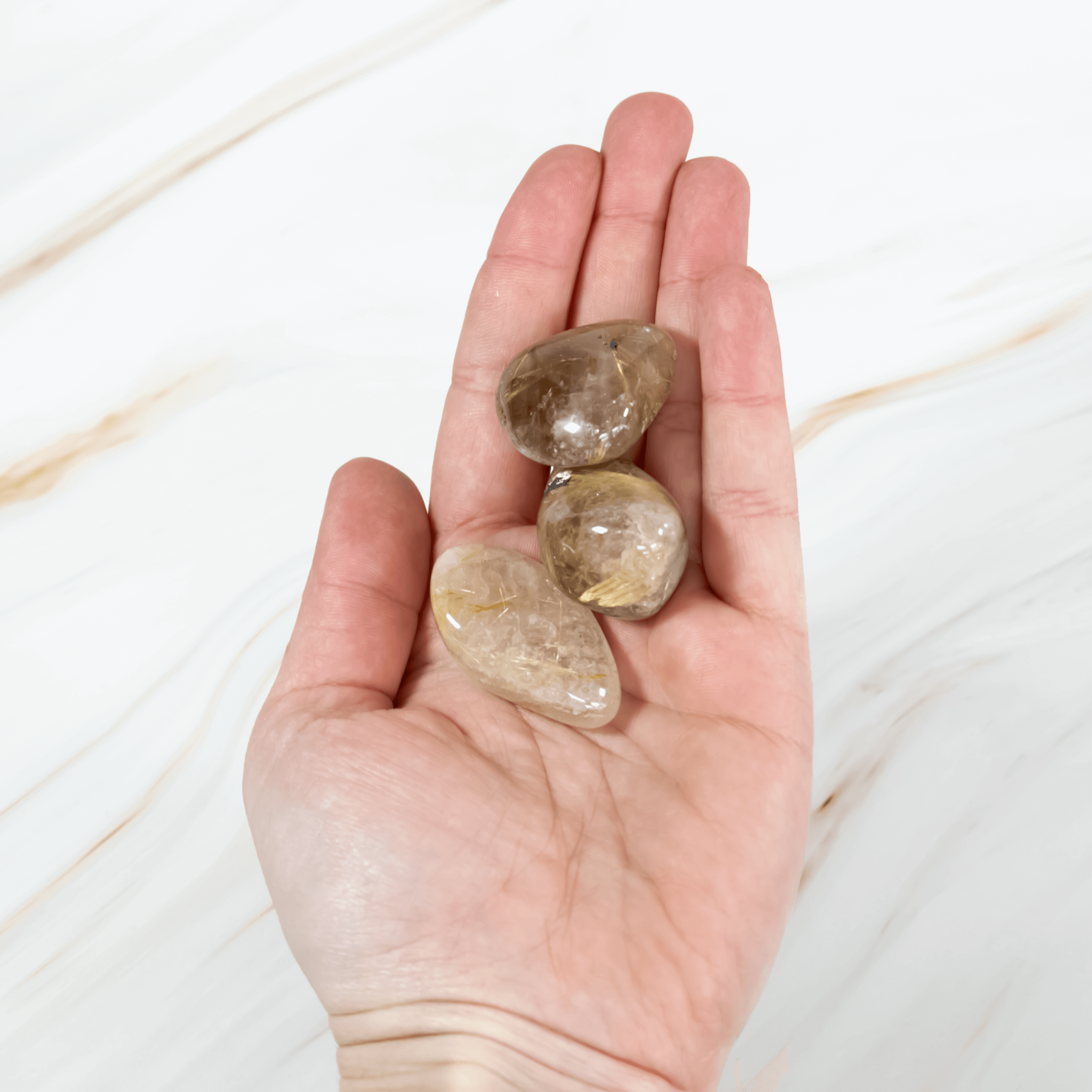 Rutilquarz Edelstein Heilstein Mystischer Stein Antike Astrologie Kristall für Sternzeichen Zwillinge Löwe Geburtsstein für August Wirkung Stimmungsaufheller Chakra Halschakra Solaplexus Manifestation Wohlstand Geld Onlineshop Annurah Deutschland
