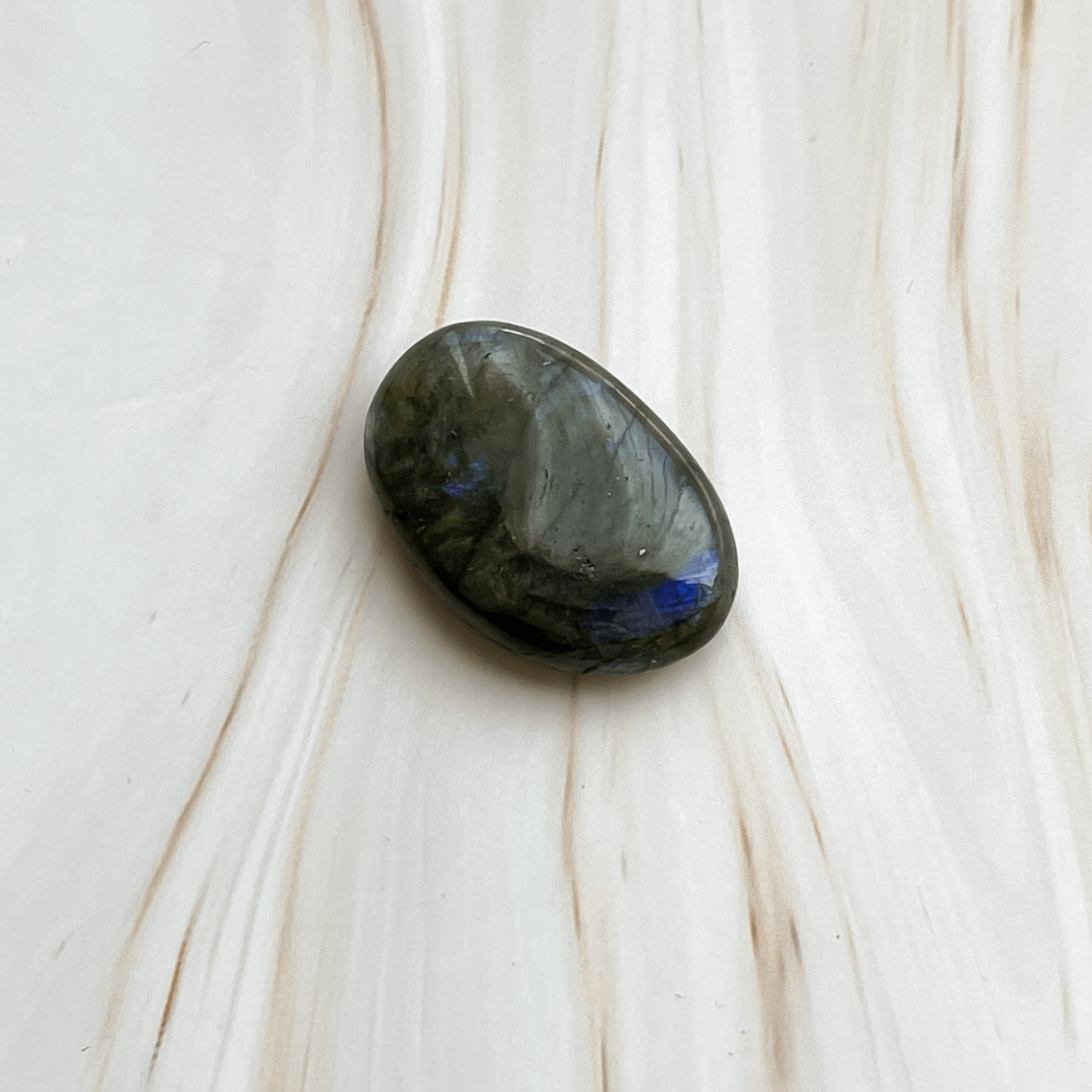 Labradorit Edelstein Trommelstein Heilstein Zauberstein Kristall für Sternzeichen Fische Wassermann Geburtsstein Februar November Astrologie Jupiter Onlineshop Annurah