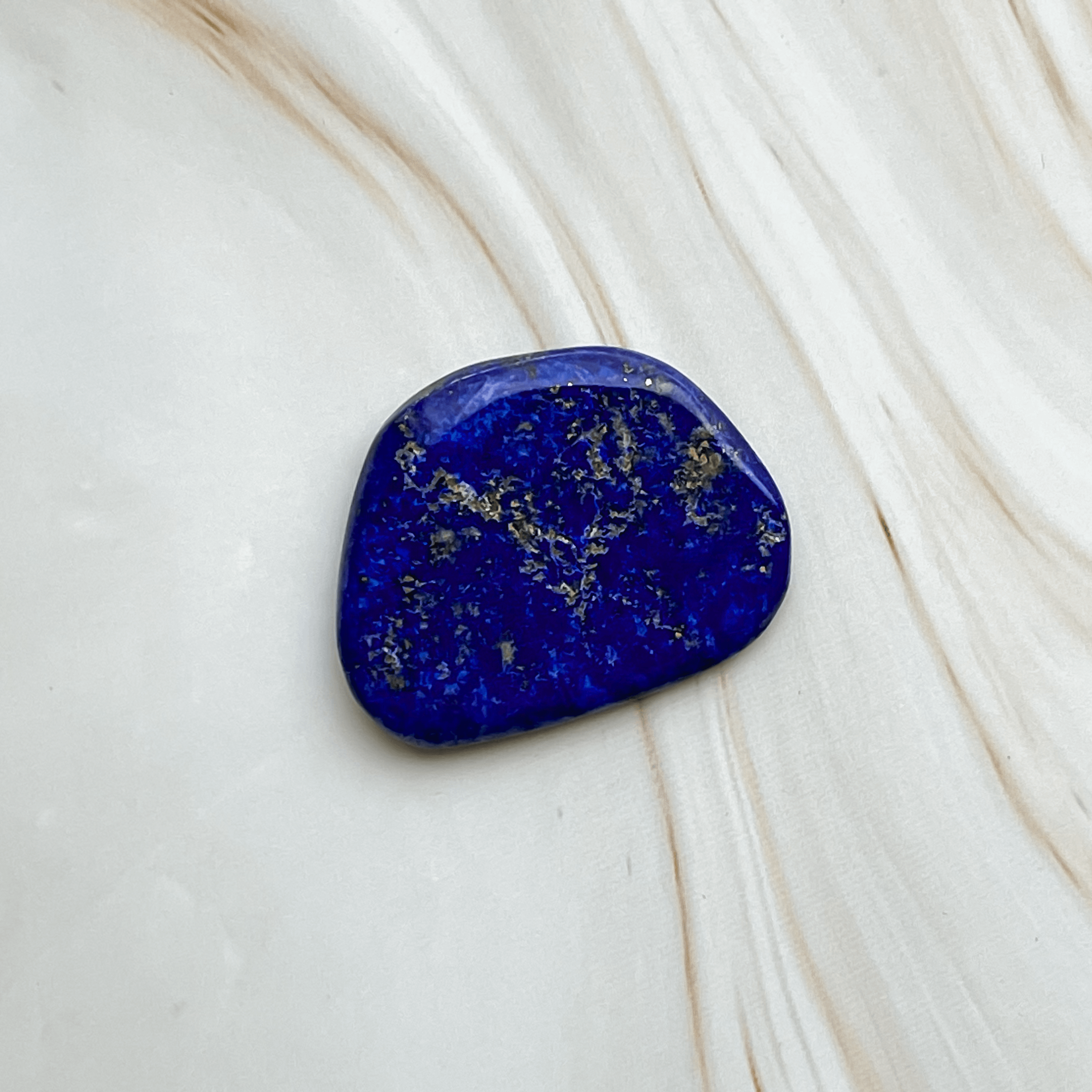 Lapislazuli Trommelstein Heilstein Edelstein Lasurit steht für Macht Wissen Weisheit Glücksstein für Sternzeichen Waage Jungfrau Schütze Geburtsstein April Juni Wirkung Wahrheit Weisheit Spiritualität Kraft Träume Selbstvertrauen Geduld Onlineshop Deutschland Annurah