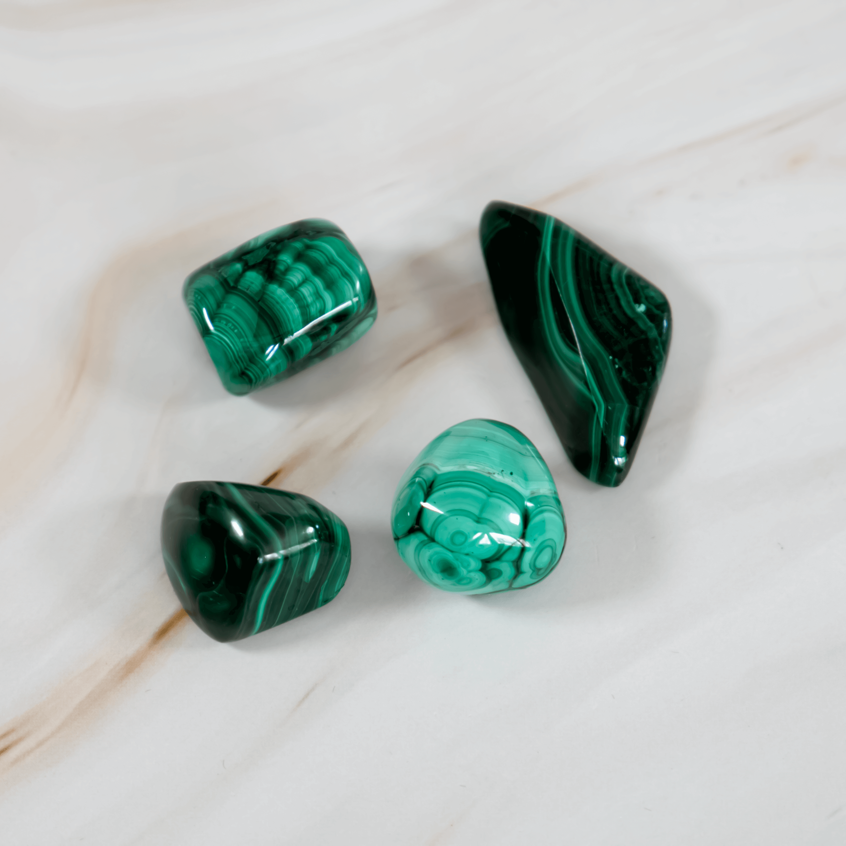 Malachit Malvenstein Trommelstein Edelstein Heilstein Hebammenstein steht für Transformation Meditation Entgiftung Astrologie Kristall für Sternzeichen Steinbock Wassermann Waage Geburtsstein Januar Onlineshop Deutschland Annurah