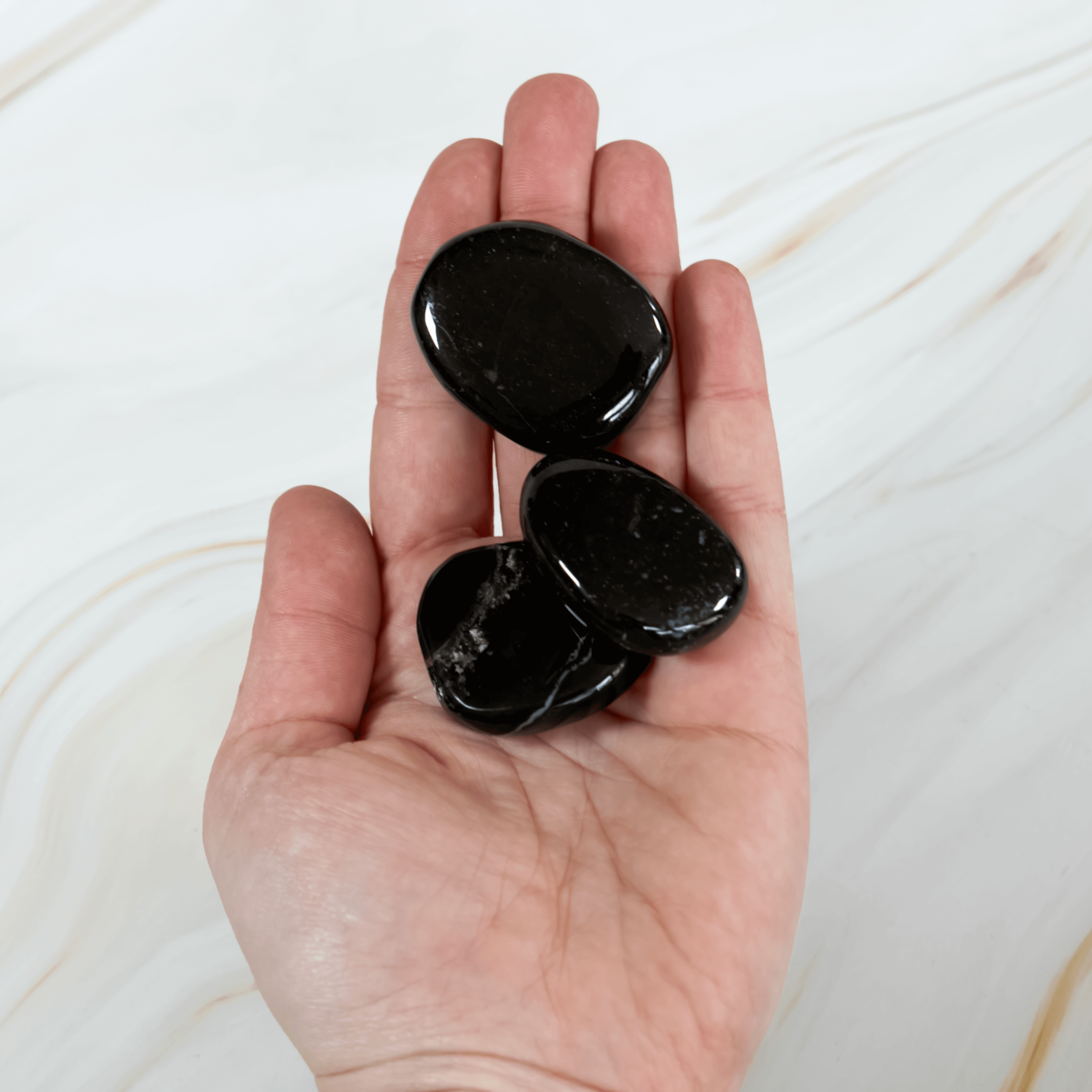 Onyx Edelstein Scheibenstein Heilstein steht für Stabilität Stärke Produktivität Selbstvertrauen Mut Astrologie Kristall für Sternzeichen Steinbock Löwe Geburtsstein für August Wirkung Chakra Wurzelchakra Motivation Schutz Willenskraft Heilung Energie Deutscher Onlineshop Annurah