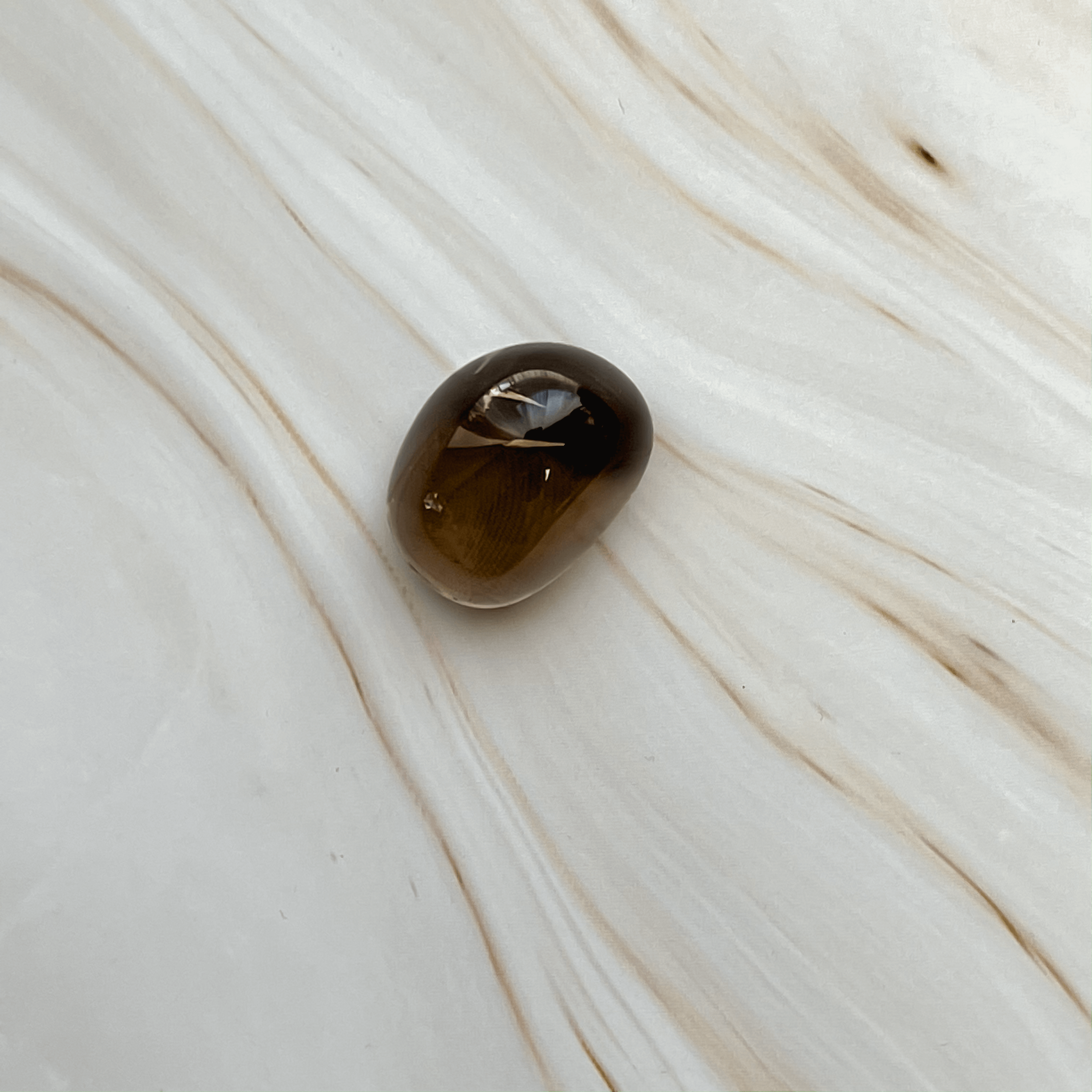 Rauchquarz Edelstein Heilstein Kristall Schutzstein Manifestation Edelstein Heilstein Morion Osiriskristall schützt vor Strahlung Schutzstein Astrologie Kristall für Sternzeichen Steinbock Waage Skorpion Geburtsstein Oktober Wirkung Schutz Heilung Stabilität gegen Süchte Depressionen Ängste Stress Eifersucht Onlineshop Deutschland Annurah