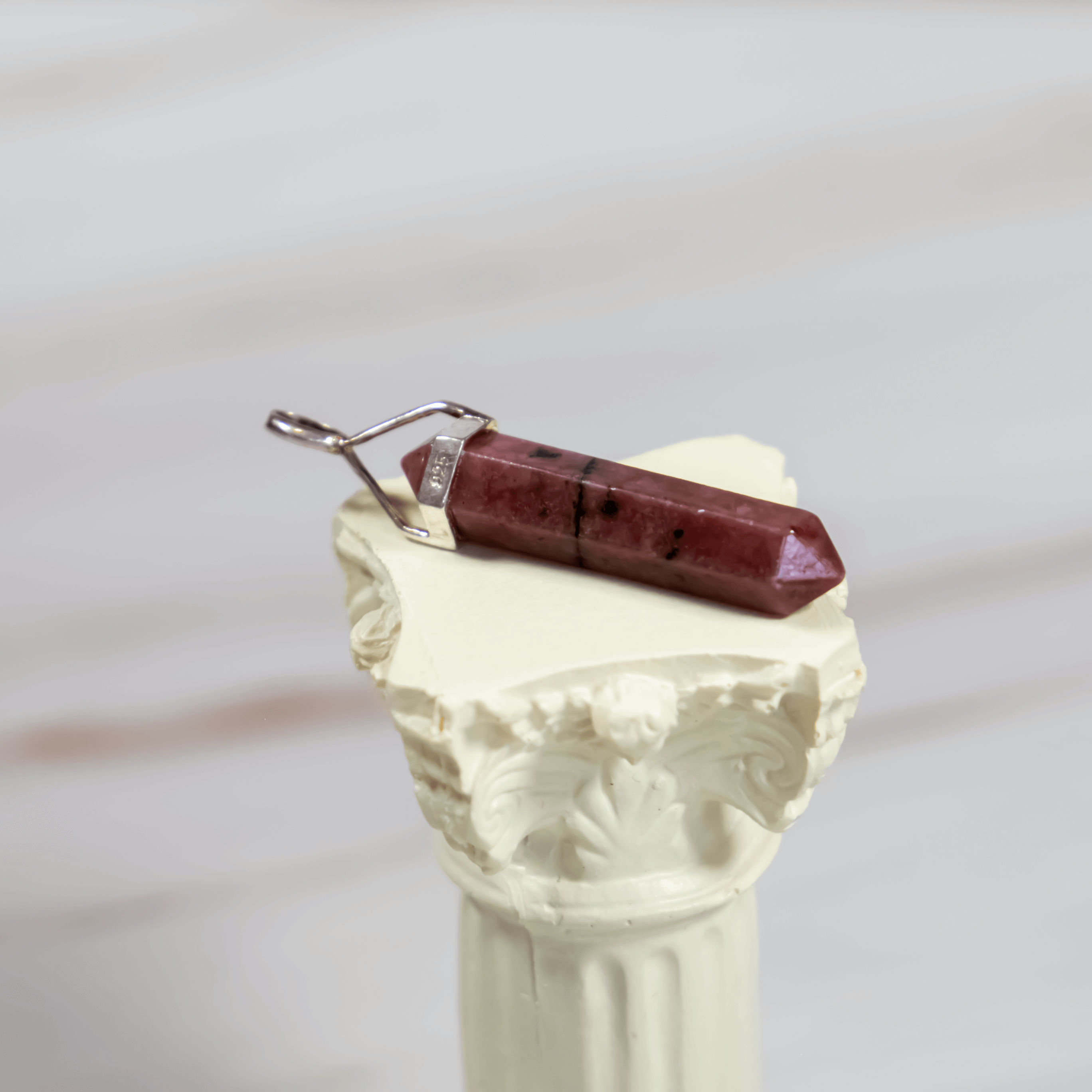 Rhodonit Spitze Edelstein Silber Anhänger Kette Schmuck Kristallschmuck Kristallspitze steht für Wahre Liebe Astrologie Kristall für Sternzeichen Stier Widder Geburtsstein für Mai Wirkung Vergebung Harmonie Heilung Frieden Entgiftung Selbstliebe Selbstbewusstsein Chakra Herzchakra Onlineshop Deutschland Annurah