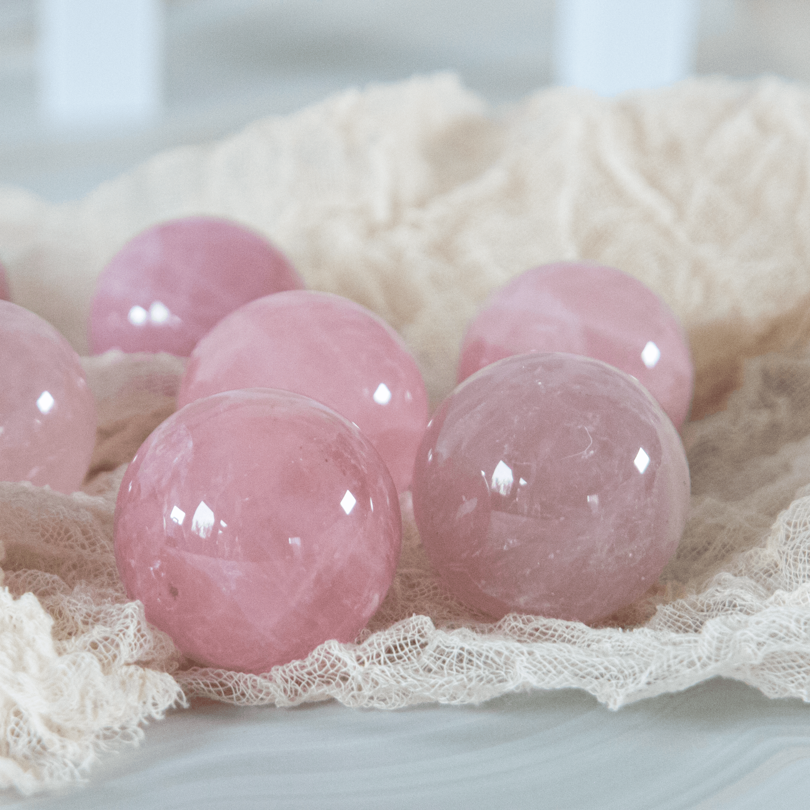 Rosenquarz rosa Kugel Sphere Kristallkugel Star Flash Stern Liebe Chakra Sternzeichen Heilstein Edelstein Kristall Annurah Onlineshop Liebe Heilung Erneuerung Frieden Harmonie