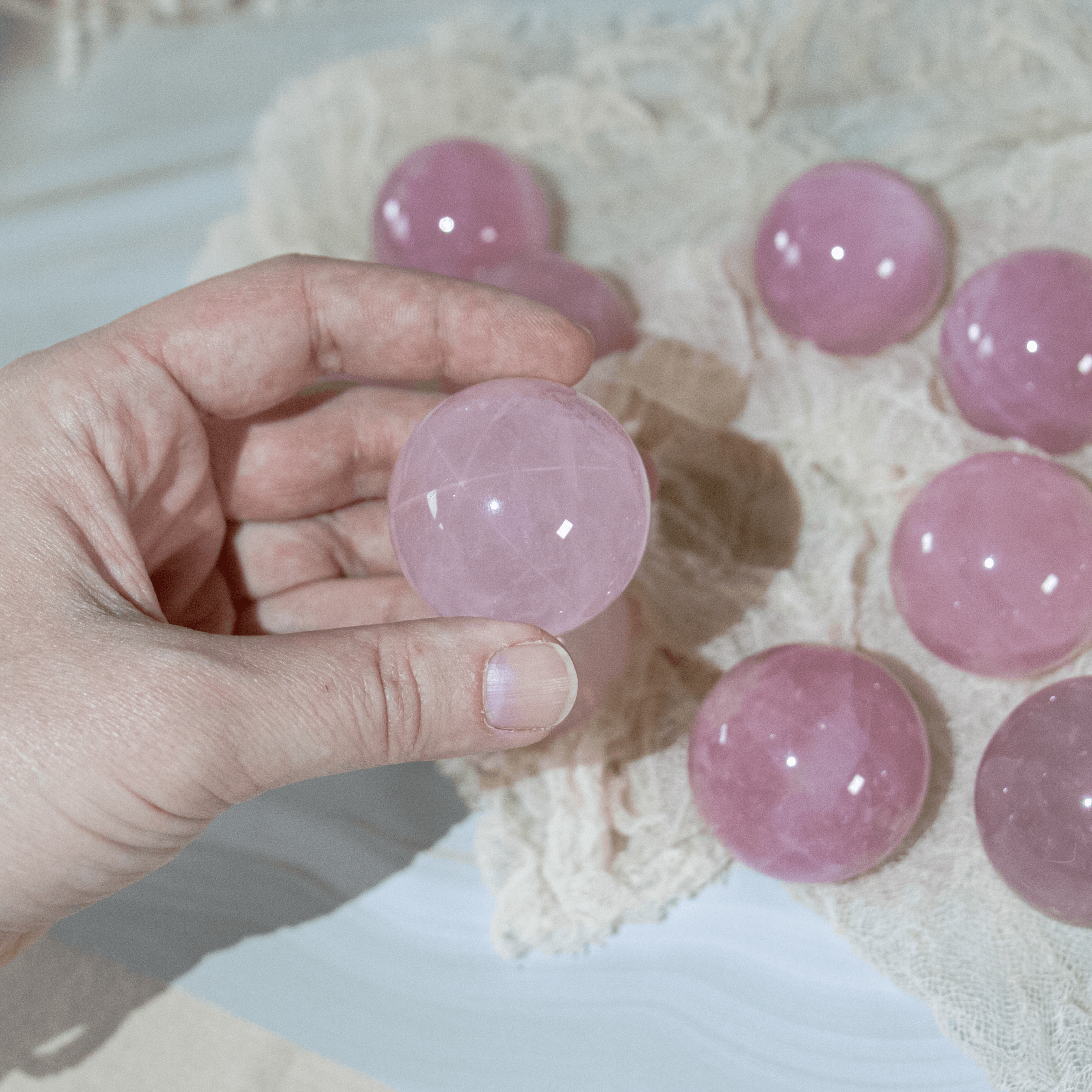 Rosenquarz rosa Kugel Sphere Kristallkugel Star Flash Stern Liebe Chakra Sternzeichen Heilstein Edelstein Kristall Annurah Onlineshop Geburts- & Glücksstein für den: 8. Mai Sternzeichen: Stier Chakra: Herzchakra Erzengel: Chamuel