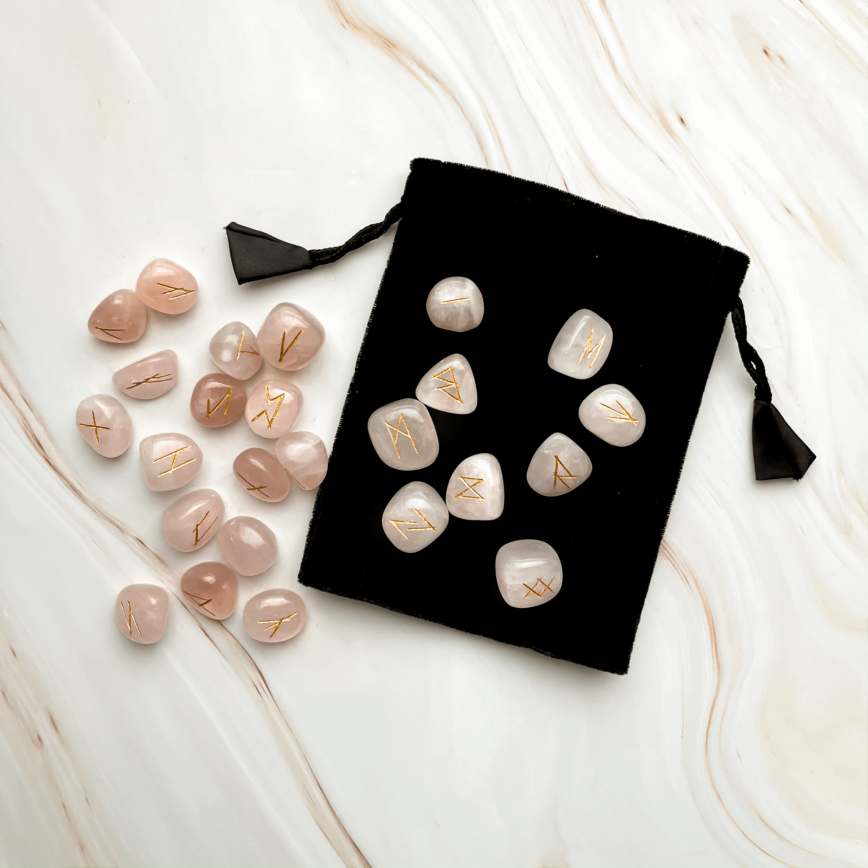 Rosenquarz Runen Liebesstein Edelstein Heilstein steht für Liebe Selbstliebe Freundschaft Onlineshop Annurah Deutschland