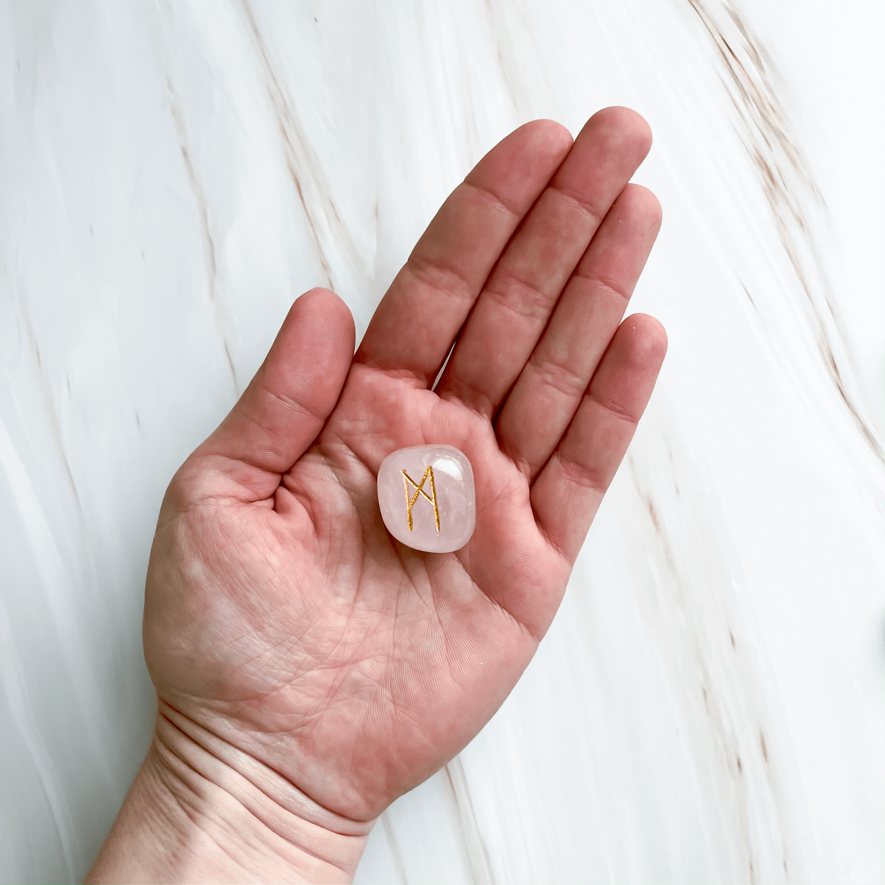 Rosenquarz Runen Liebesstein Edelstein Heilstein steht für Liebe Selbstliebe Freundschaft Onlineshop Annurah Deutschland