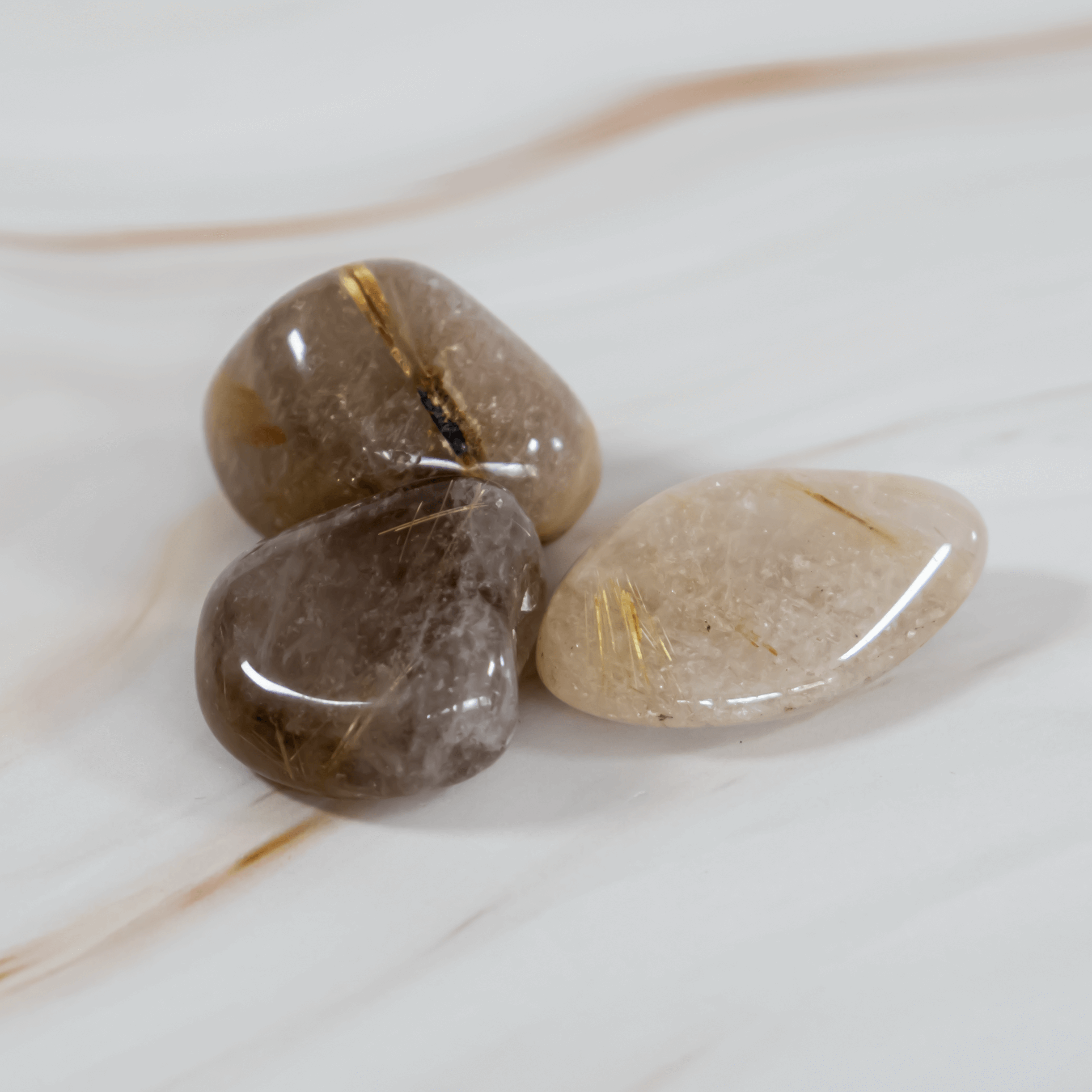 Rutilquarz Edelstein Heilstein Mystischer Stein Antike Astrologie Kristall für Sternzeichen Zwillinge Löwe Geburtsstein für August Wirkung Stimmungsaufheller Chakra Halschakra Solaplexus Onlineshop Annurah Deutschland