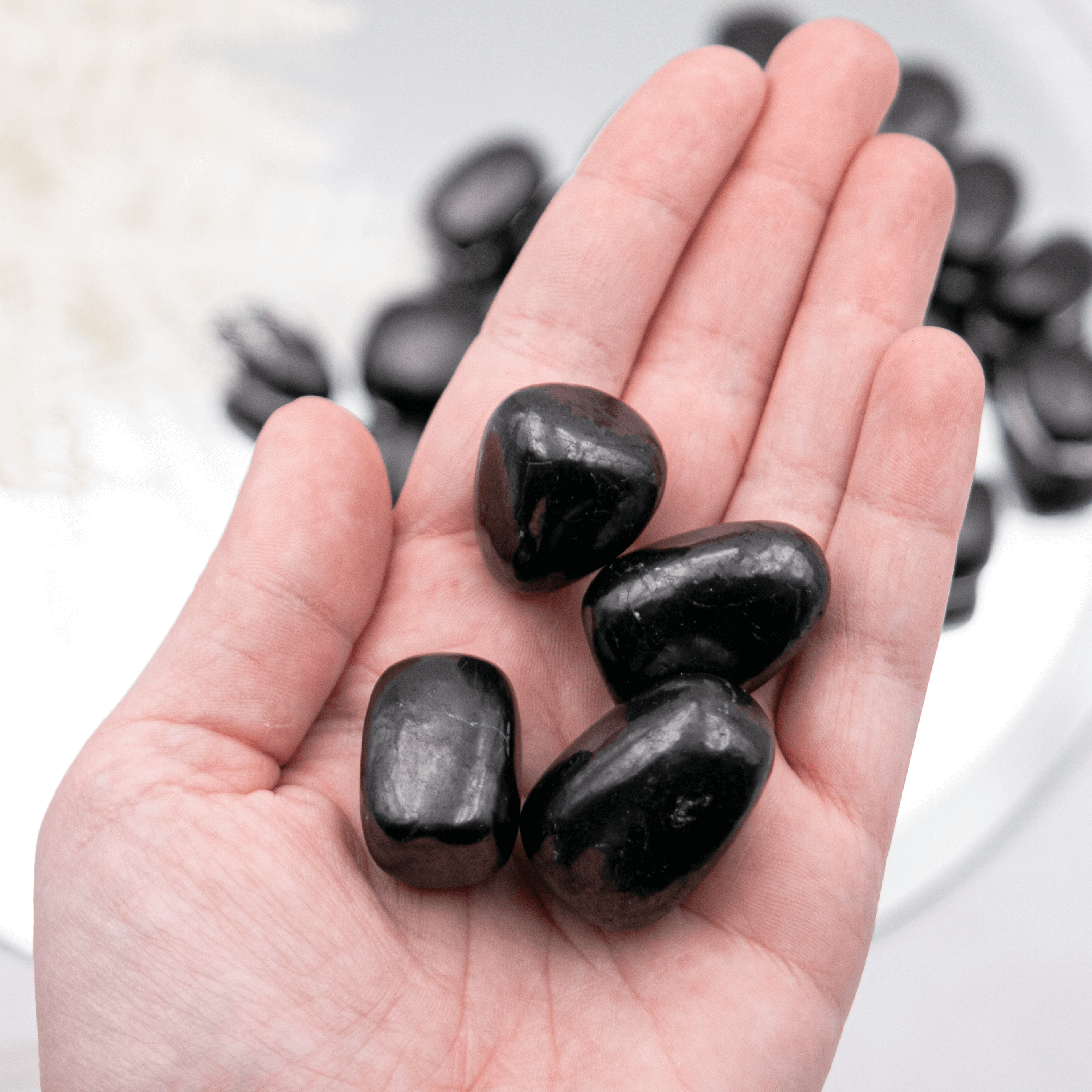 Schungit Russland schwarz Trommelstein poliert Schutzstein Kristalle Edelsteine Spiritualität Magie Esoterik