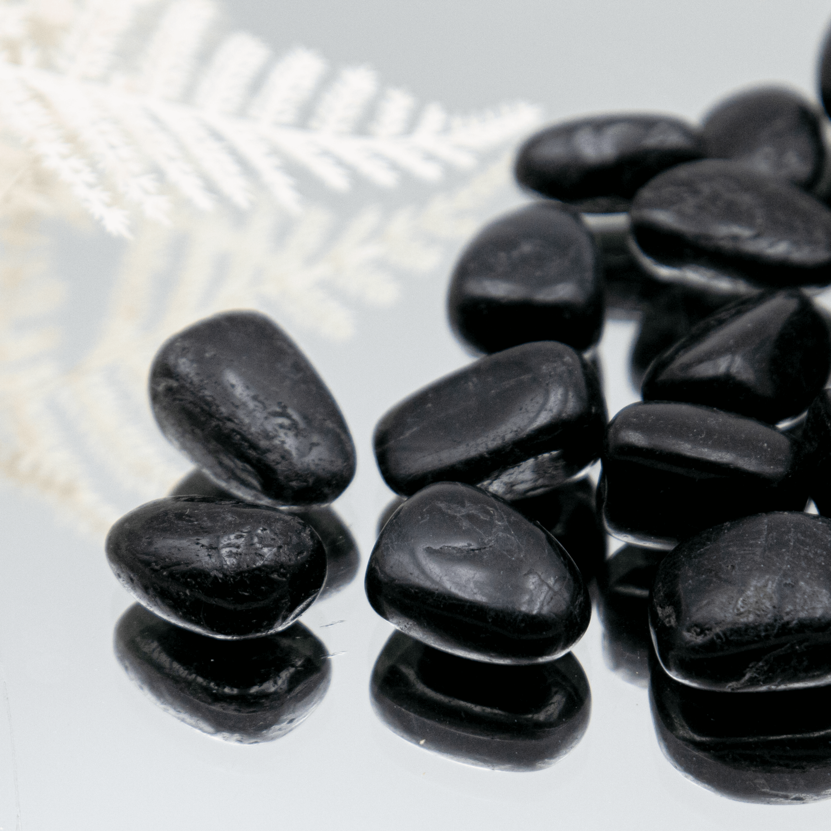 Schwarzer Turmalin Trommelstein poliert Handstein Annurah Crystals deutscher Onlineshop Spiritualität Schutz Energie Strahlung