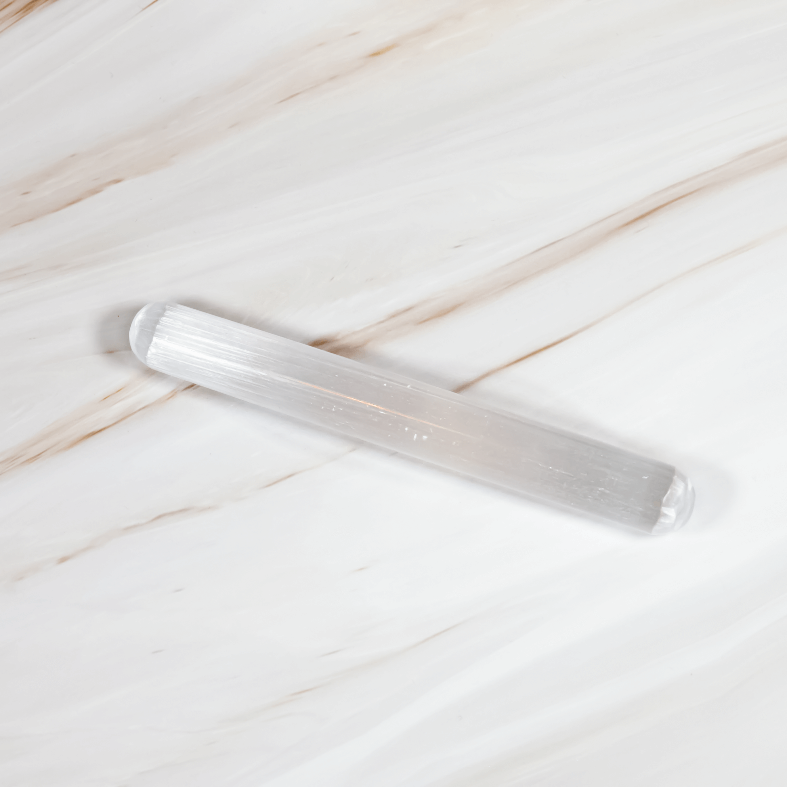 Selenit Zauberstab Edelstein Heilstein Stab steht für Reinigung Aura Astrologie für Sternzeichen Widder Waage Geburtsstein für Oktober Wirkung Frieden Positive Energie Schutz Glück Reinigung Weiblichkeit Chakra Drittes Auge Solarplexus Onlineshop Annurah Deutschland