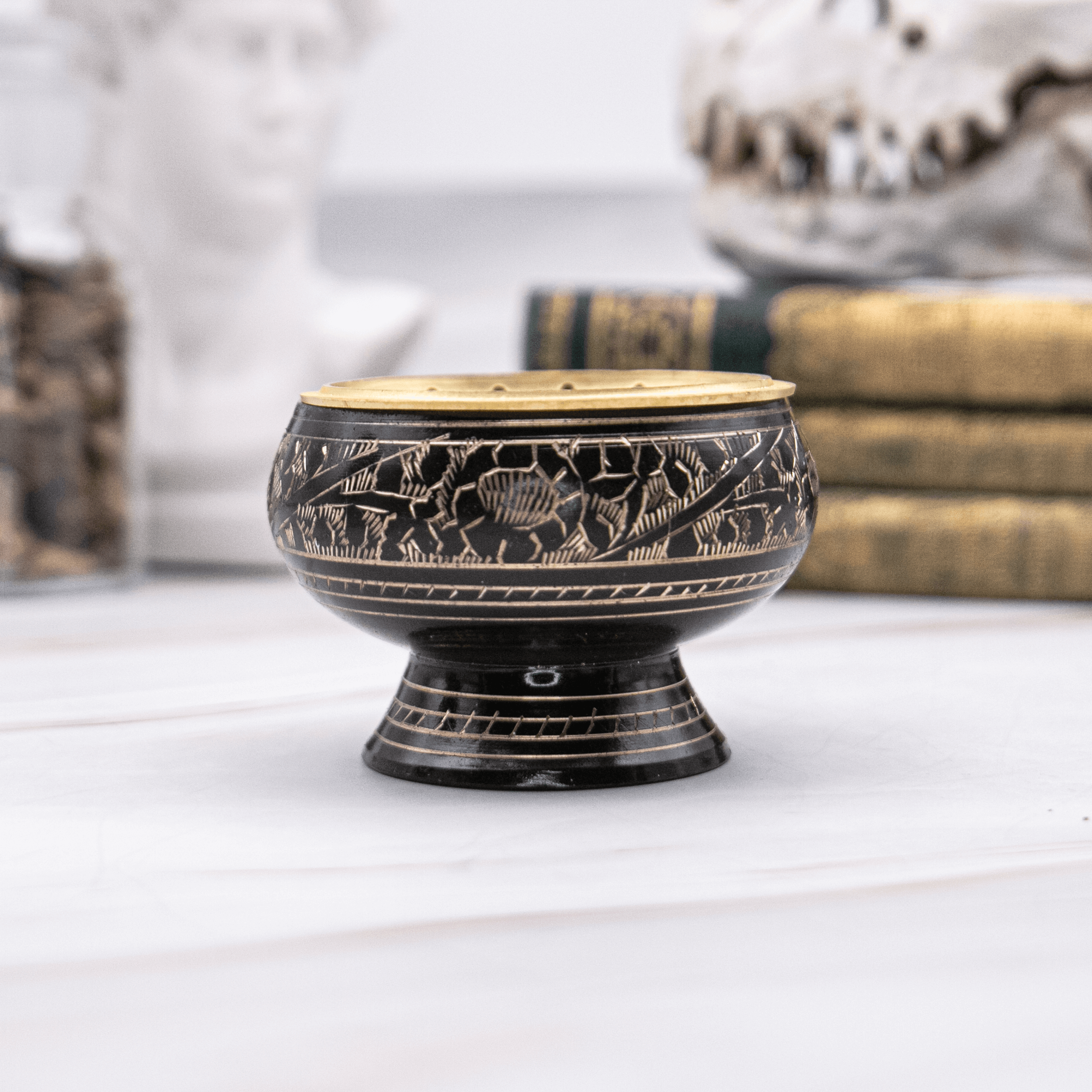 Räuchergefäß Räucherschale Räucherkessel Räuchern Messing Metall Gold Schwarz braun blau rot Rauhnächste Chakra Cleansing Reinigung Schutz Räucherstäbchen Rauch Rauchbomben Räuchermischung Räucherkohle Annurah deutscher Onlineshop Spiritualität Hexe Magie Esoterik