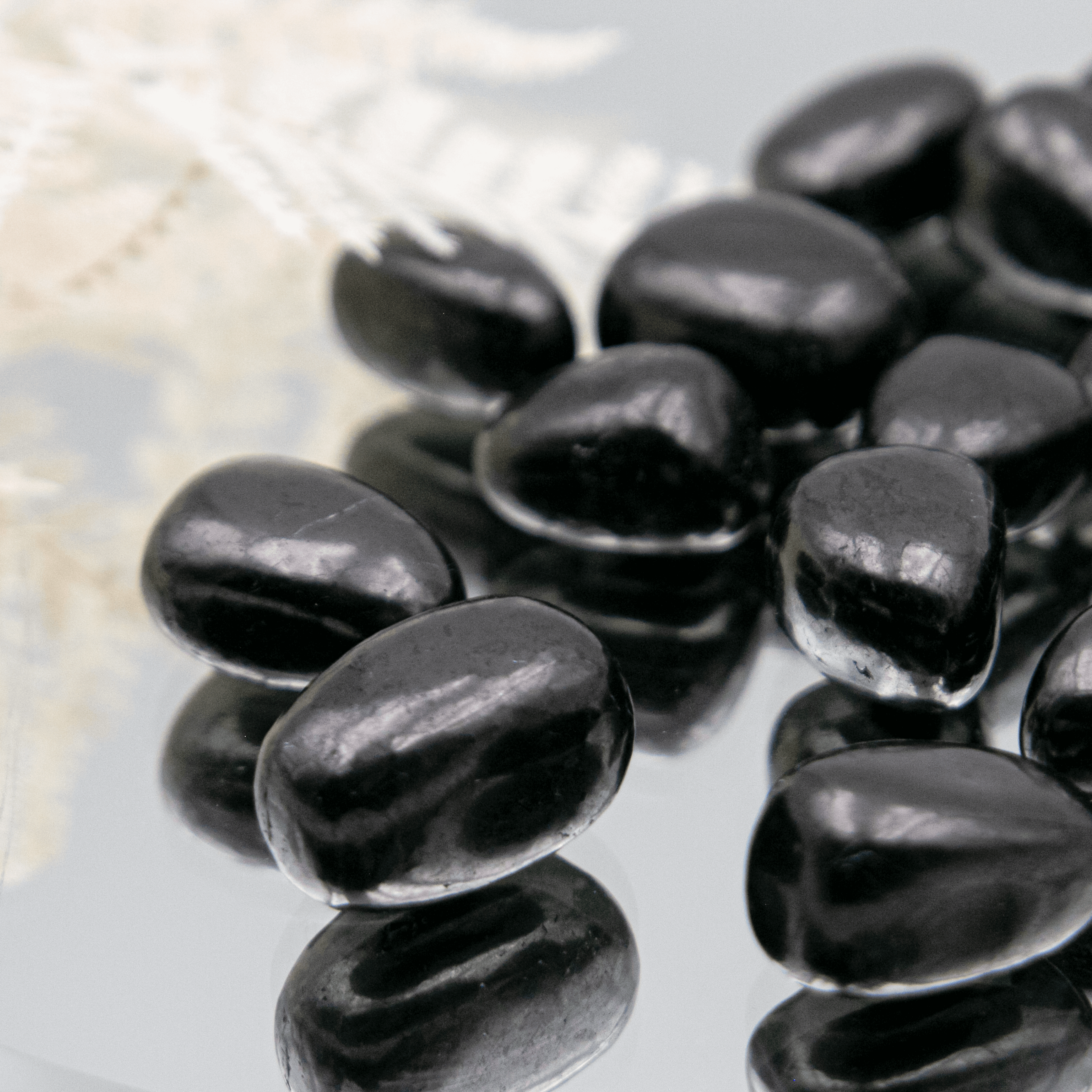 Schungit Russland schwarz Trommelstein poliert Schutzstein Kristalle Edelsteine Annurah deutscher Onlineshop