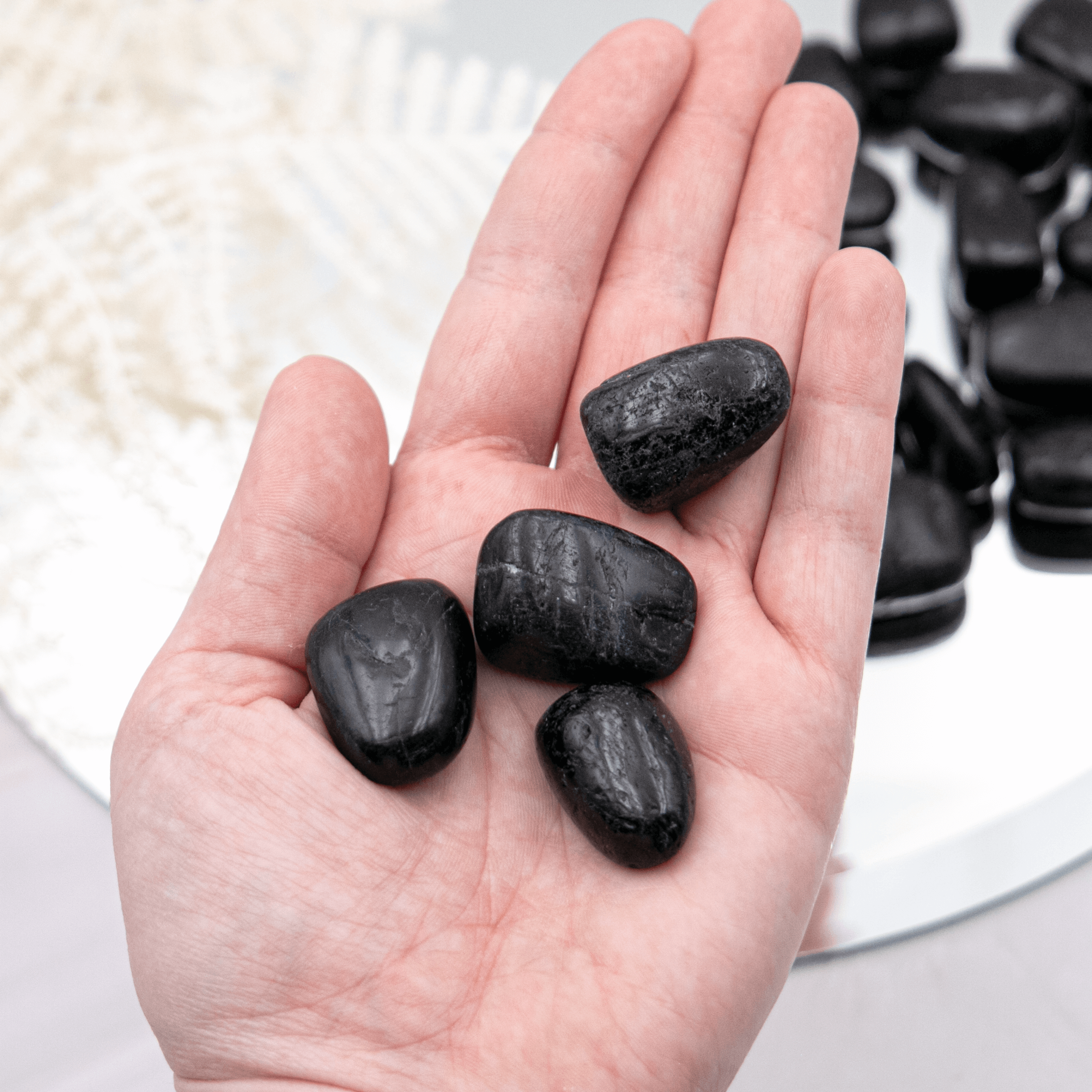 Schwarzer Turmalin Trommelstein poliert Handstein Annurah Crystals deutscher Onlineshop Kristall Edelstein Heilstein Schutzstein