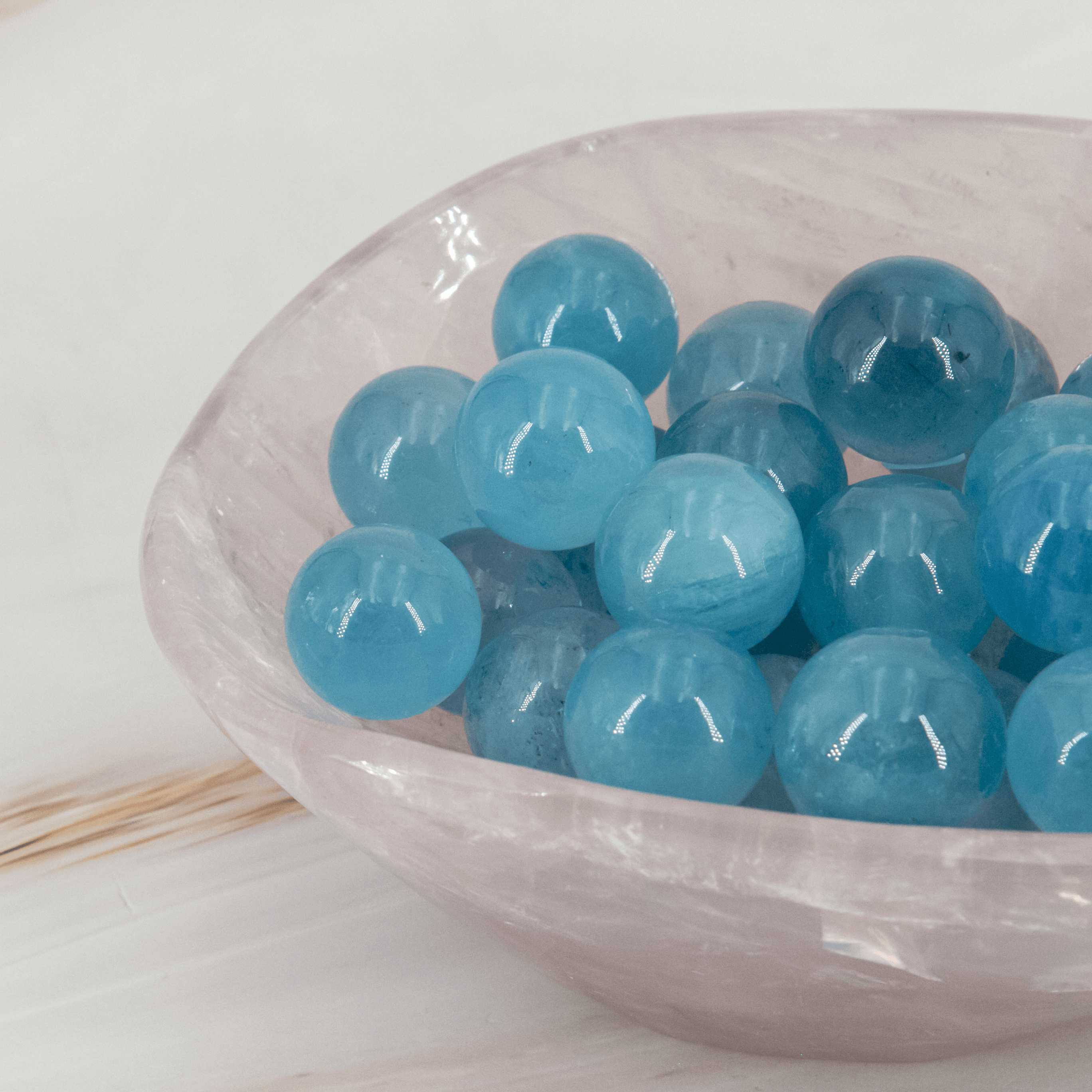 blaue Aquamarinkugel Kristall Kugel Sphere Heilstein Edelstein Schale aus Rosenquarz blaue Kugel Halschakra Sternzeichen Wassermann Waage