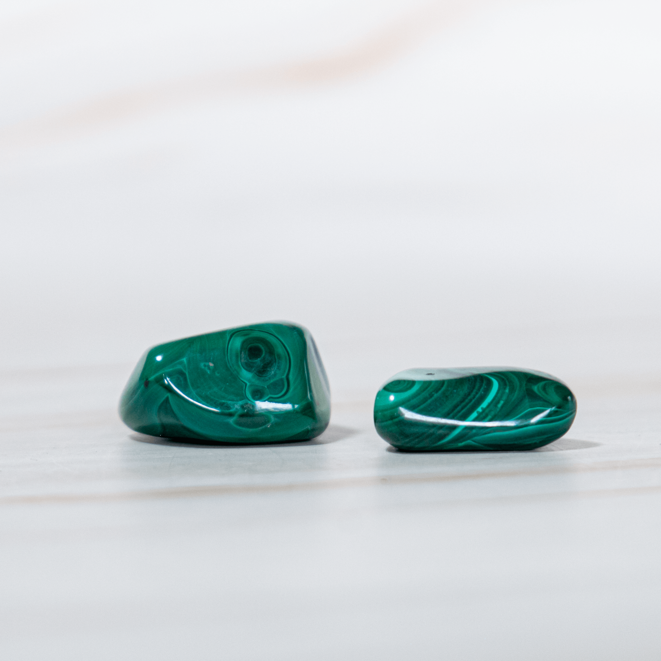 Malachit Malvenstein Trommelstein Edelstein Heilstein Hebammenstein steht für Transformation Meditation Entgiftung Astrologie Kristall für Sternzeichen Steinbock Wassermann Waage Geburtsstein Januar Wirkung Transformation Aura Herz Chakra Herzchakra Onlineshop Deutschland Annurah