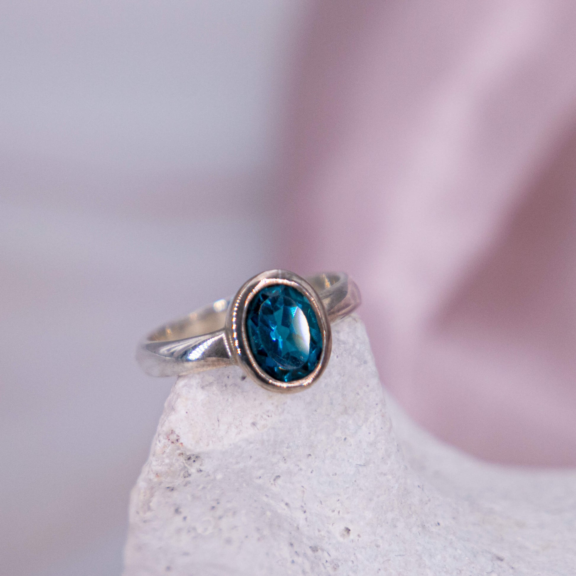 Ring Silber Annurah deutscher Onlineshop Oval rund Größe Einzelstück Topas Blue Blau dunkelblau London Blue Schliff