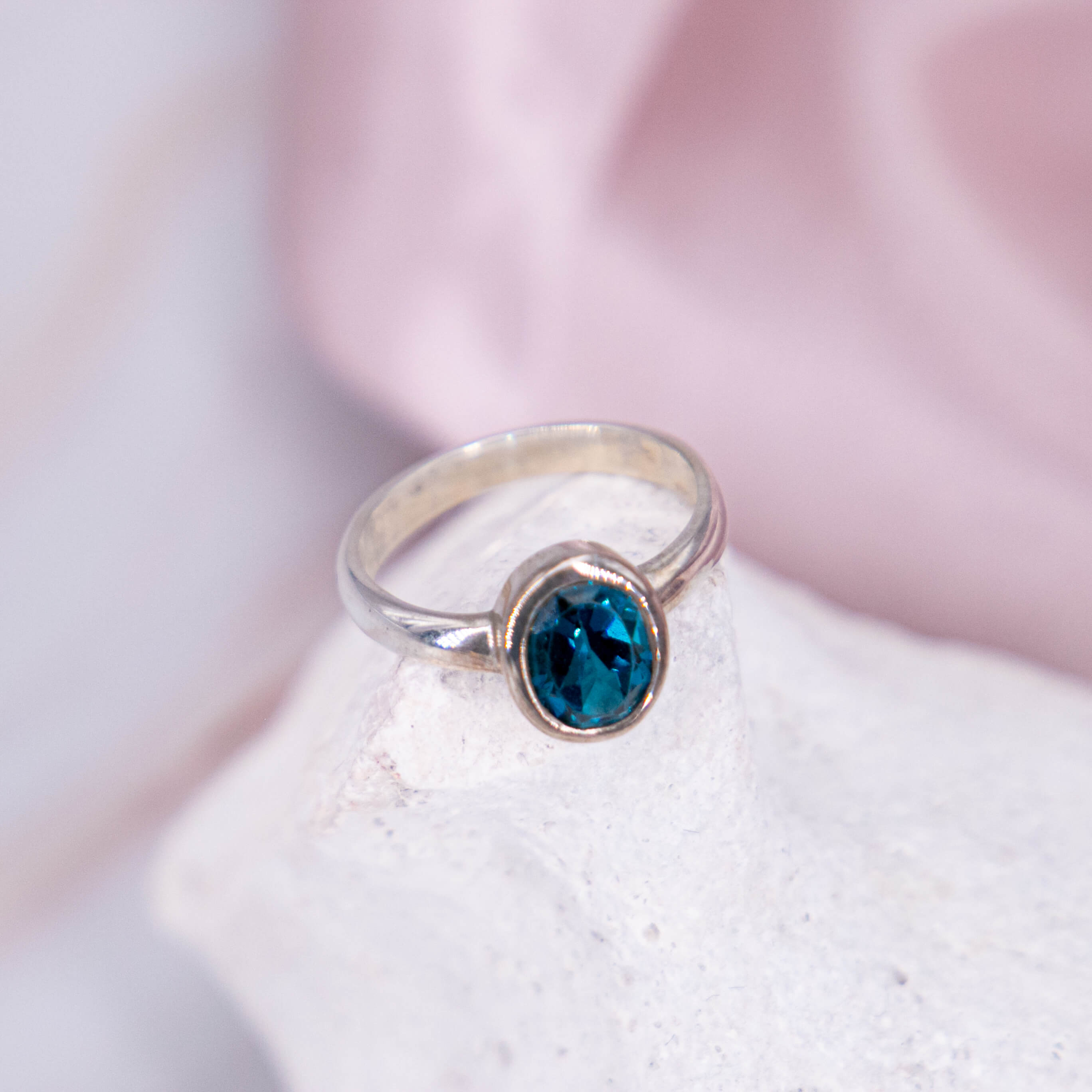 elegant minimalistisch Kristallschmuck Kristallring Ring Silber Annurah deutscher Onlineshop Oval rund Größe Einzelstück Topas Blue Blau dunkelblau London Blue Schliff eingefasst