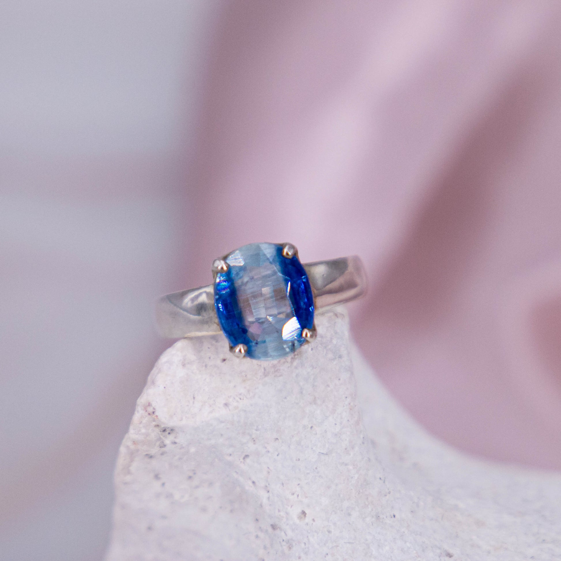 Kyanit Ring blau Flash Schimmer 925 Silber Krappen Schliff Oval Annurah deustcher Onlineshop