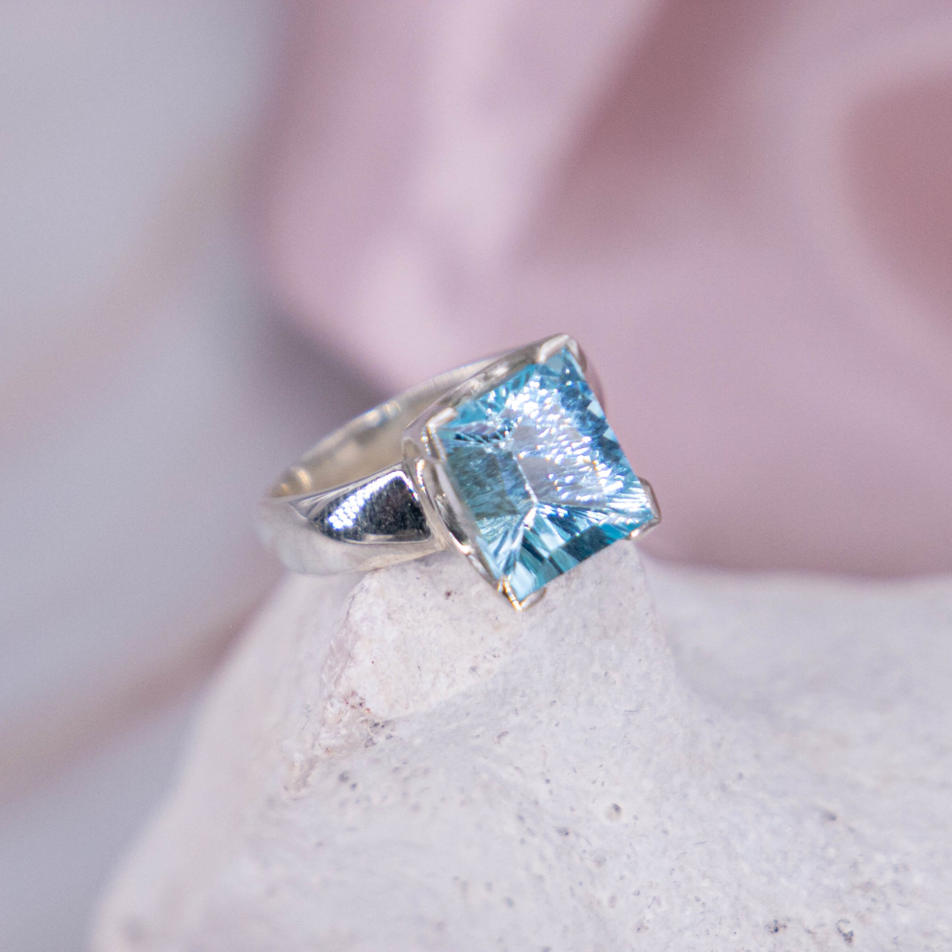 elegant minimalistisch Kristallschmuck Kristallring Ring Silber Annurah deutscher Onlineshop Oval rund Größe Einzelstück Topas Blue Blau dunkelblau London Blue Schliff eckig