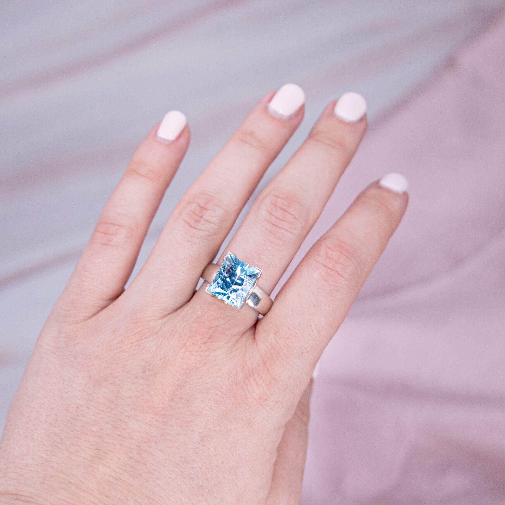 Kristalle Edelsteine Heilsteine Schutzsteine Ring Silber Annurah deutscher Onlineshop Oval rund Größe Einzelstück Topas Blue Blau dunkelblau London Blue Schliff eckig