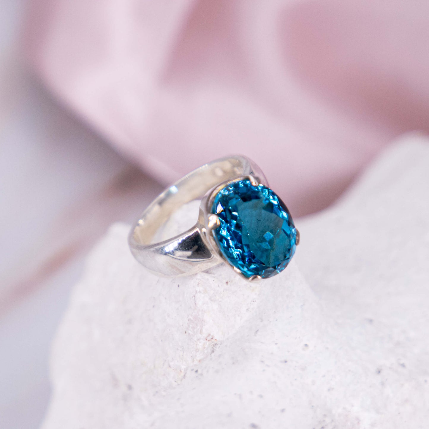elegant minimalistisch Kristallschmuck Kristallring Ring Silber Annurah deutscher Onlineshop Oval rund Größe Einzelstück Topas Blue Blau dunkelblau London Blue Schliff
