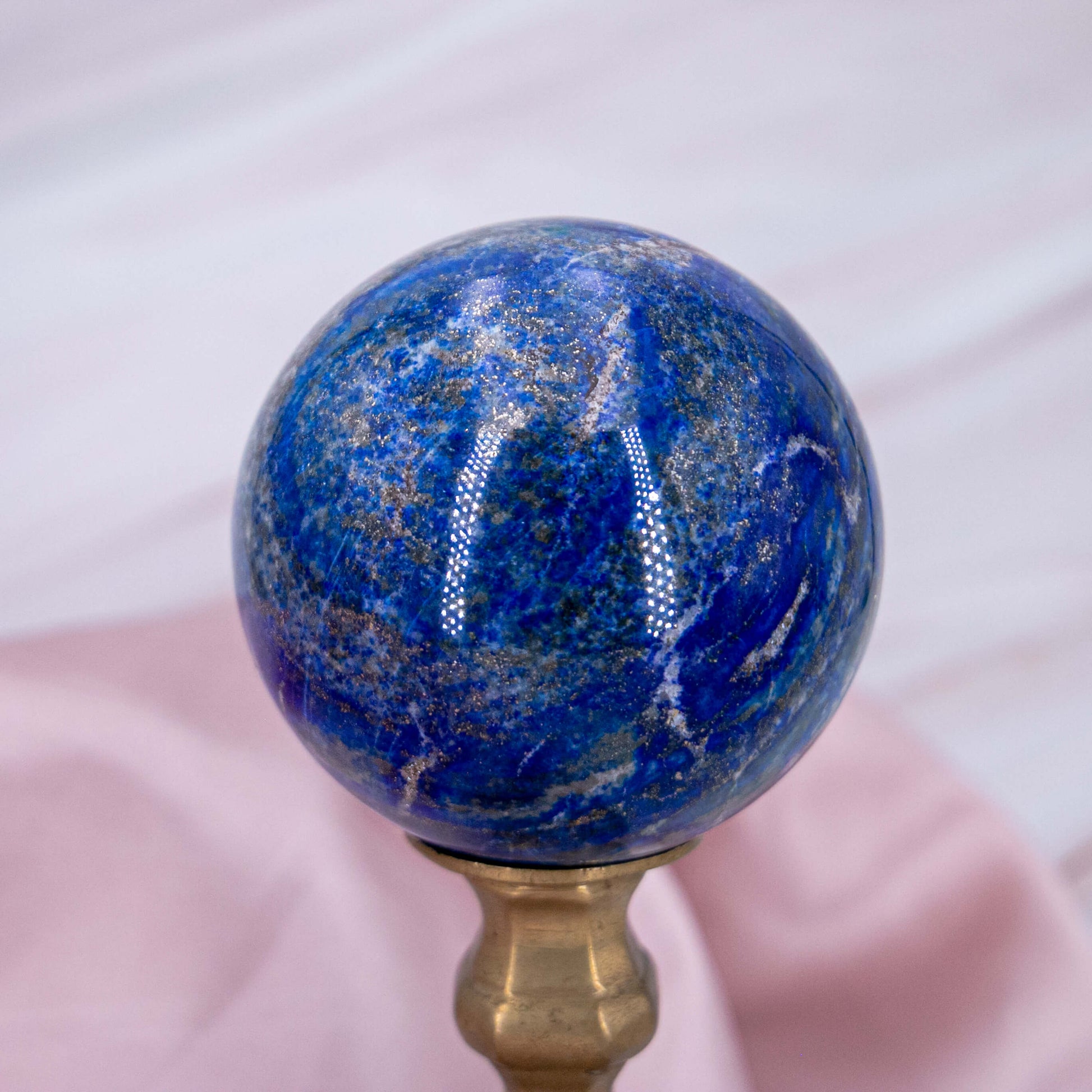 Lapislazuli Kugel blau gold sphere Kristall Edelstein Heilstein Annurah deutscher Onlineshop Lapis Lazuli Geburts- & Glücksstein für den: 4. Juni | April Sternzeichen: Waage, Jungfrau, Schütze Chakra: Kehlchakra, Drittes Auge, Kronenchakra Erzengel: Michael