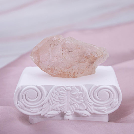 Pink Lemurian Quarz Kristall Edelstein Heilstein Schutzstein Annurah deutscher Onlineshop seltener Edelstein, der unter anderem in Brasilien gefunden wird. Lemurian Quarz wird auch als Saatkristall bezeichnet