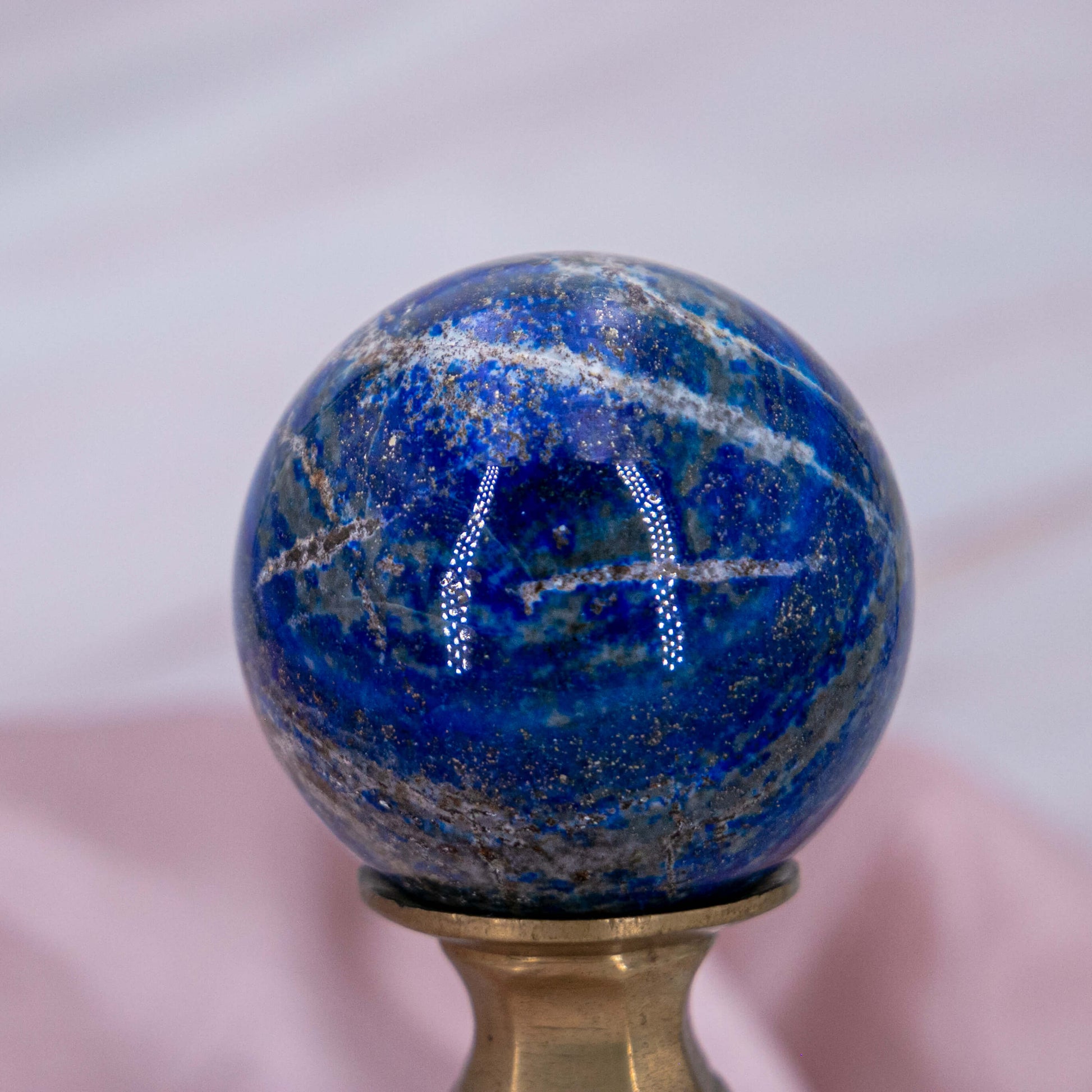 Lapislazuli Kugel blau gold sphere Kristall Edelstein Heilstein Annurah deutscher Onlineshop Lapis Lazuli Geburts- & Glücksstein für den: 4. Juni | April Sternzeichen: Waage, Jungfrau, Schütze Chakra: Kehlchakra, Drittes Auge, Kronenchakra Erzengel: Michael