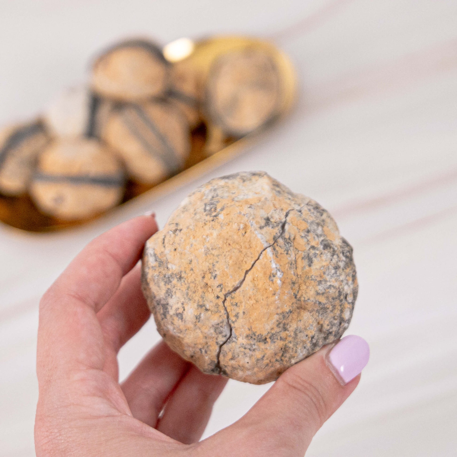 Mystery Quarz Geode Glücksgeode Glück Überraschung Druse Glitzer Höhle Kugel weiss braun Schimmer Annurah deutscher Onlineshop zwei Hälften zusammen