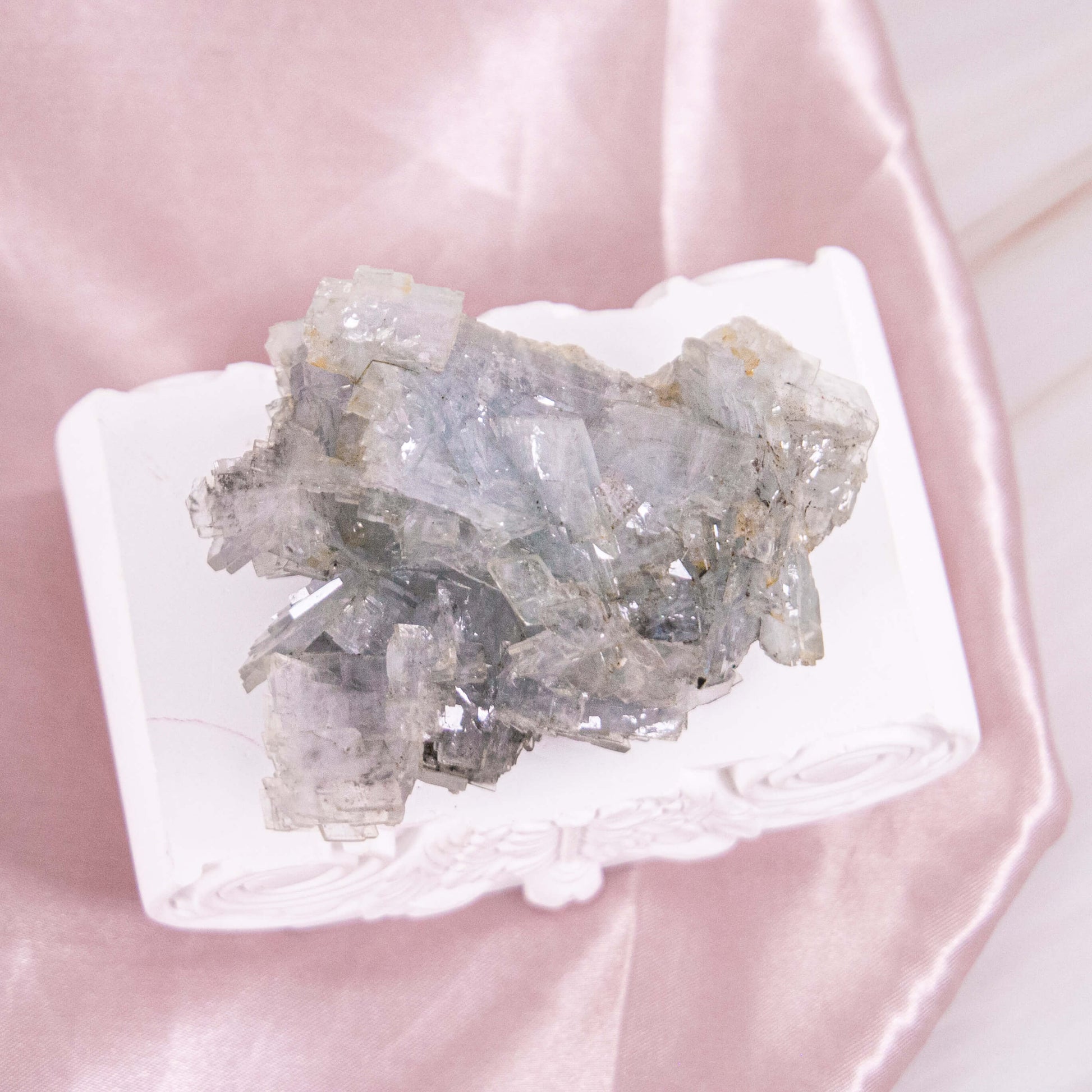 Baryt Pyrit blau silber metallic Cluster Rohstück Einschlüsse hellblau pastell Annurah deutscher Onlineshop Kristalle Heilsteine Edelsteine Schutzsteine Svchutz Ruhe Entspannung Schlaf