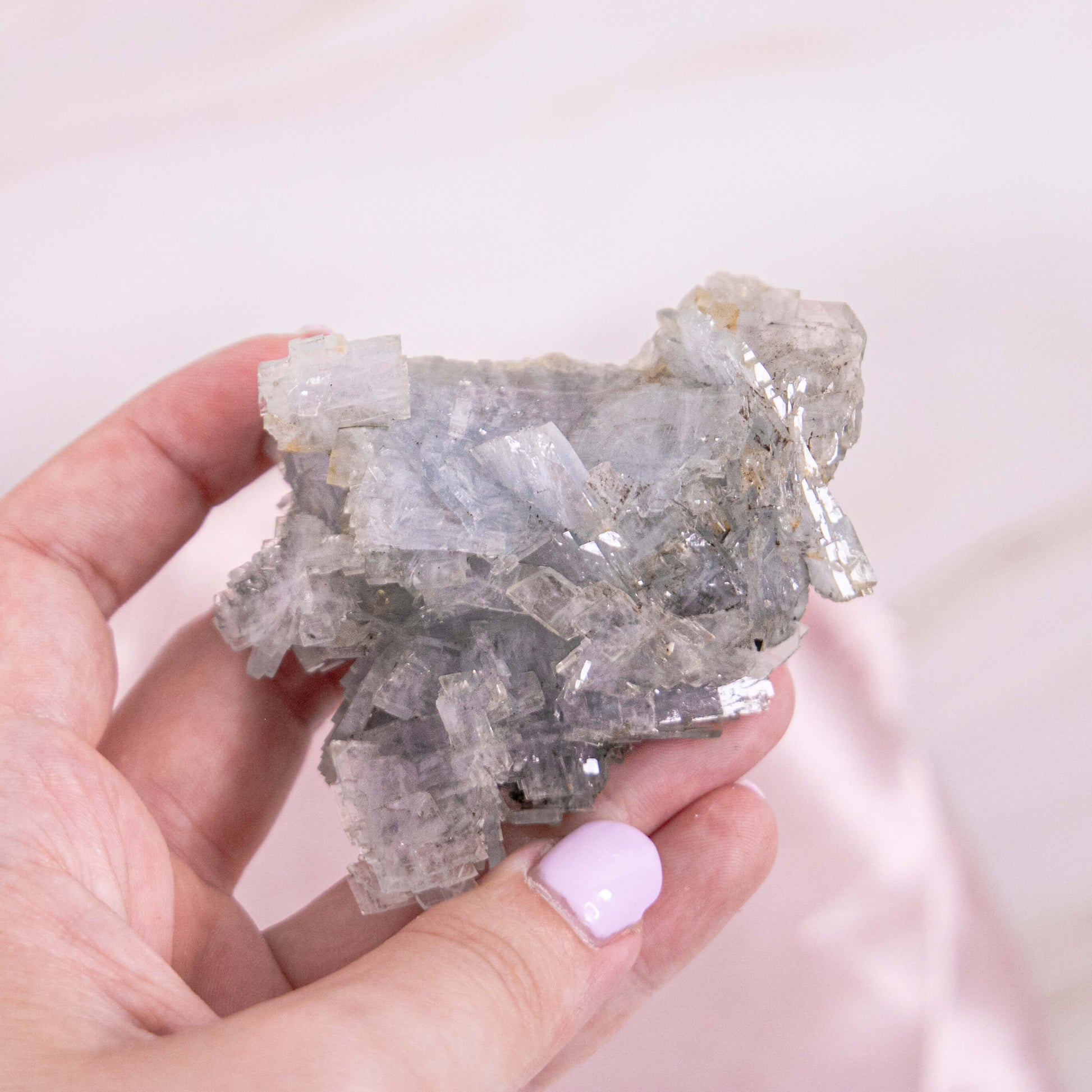 Baryt Pyrit blau silber metallic Cluster Rohstück Einschlüsse hellblau pastell Annurah deutscher Onlineshop Kristalle Heilsteine Edelsteine Schutzsteine Geld Manifestation Fülle Reichtum Wohlstand Energie
