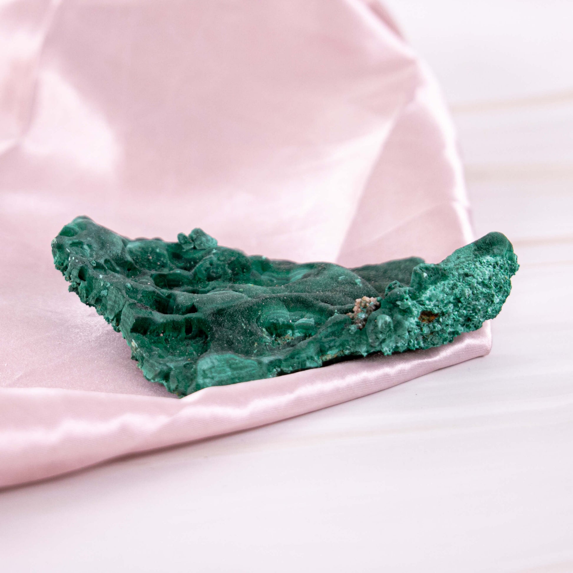Velvet Malachit Rohstück grün Samt samtig Kristall Edelstein Heilstein Schutzstein Annurah deutscher Onlineshop Transformation Auflösung von alten Blockaden Herzöffnend fördert Vorstellungs- Entschlusskraft fördert natürliche Ausstrahlung