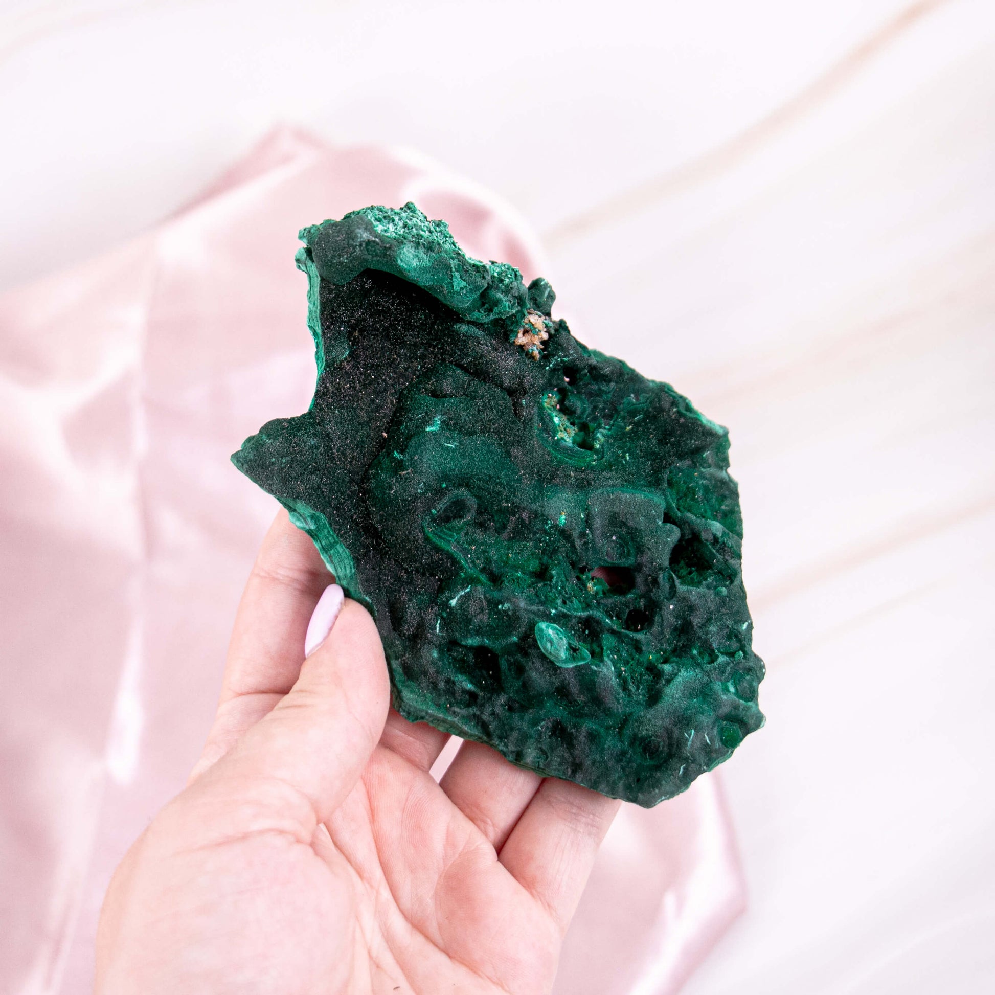 Velvet Malachit Rohstück grün Samt samtig Kristall Edelstein Heilstein Schutzstein Annurah deutscher Onlineshop entgiftend & entsäuernd entkrampfend (zB bei Menstruationsbeschwerden) lindert Übelkeit stärkt weibliche Geschlechtsorgane Rheuma Kopfschmerzen